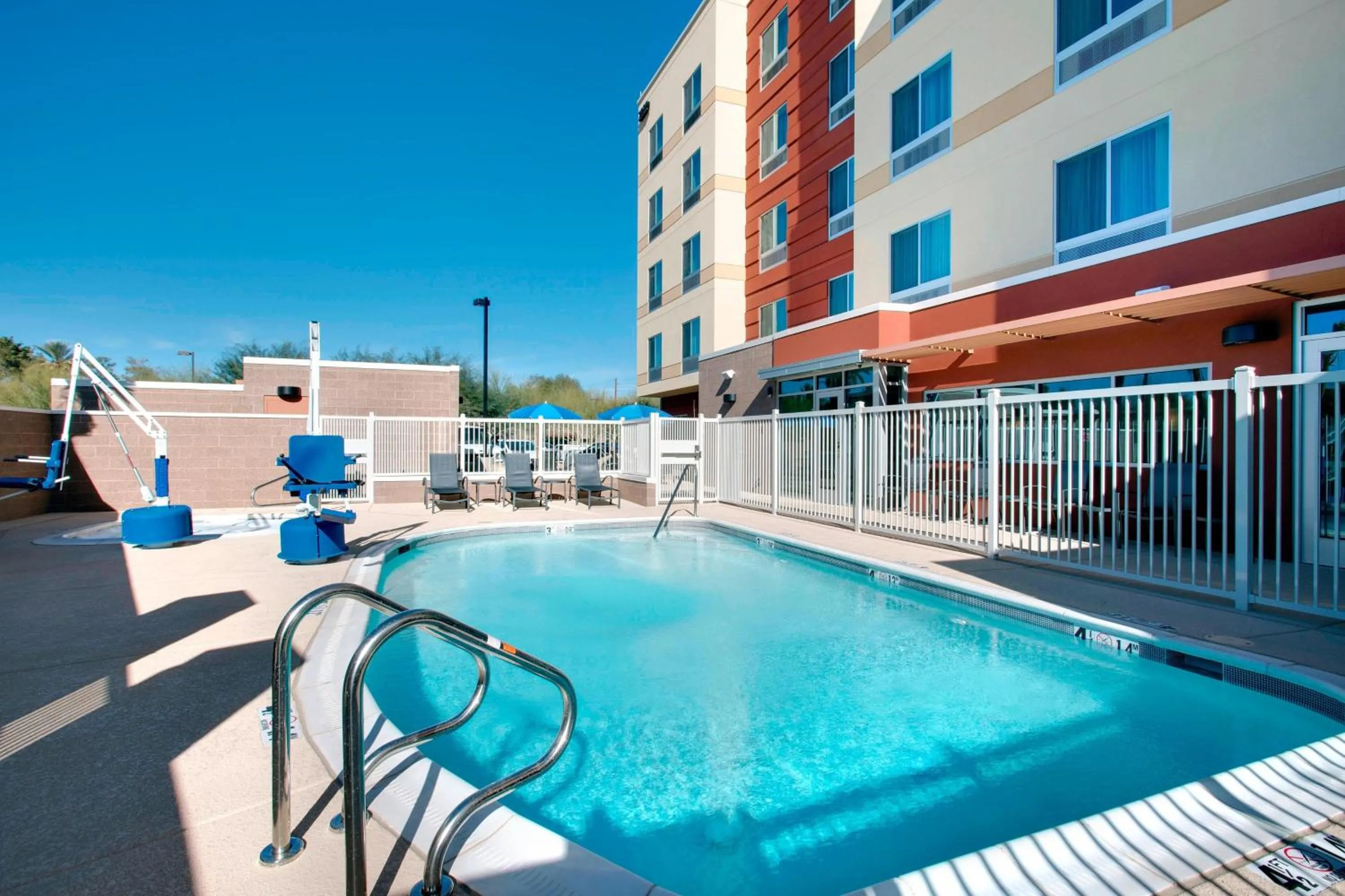 Swimming pool in Fairfield Inn & Suites by Marriott Phoenix Tempe/Airport