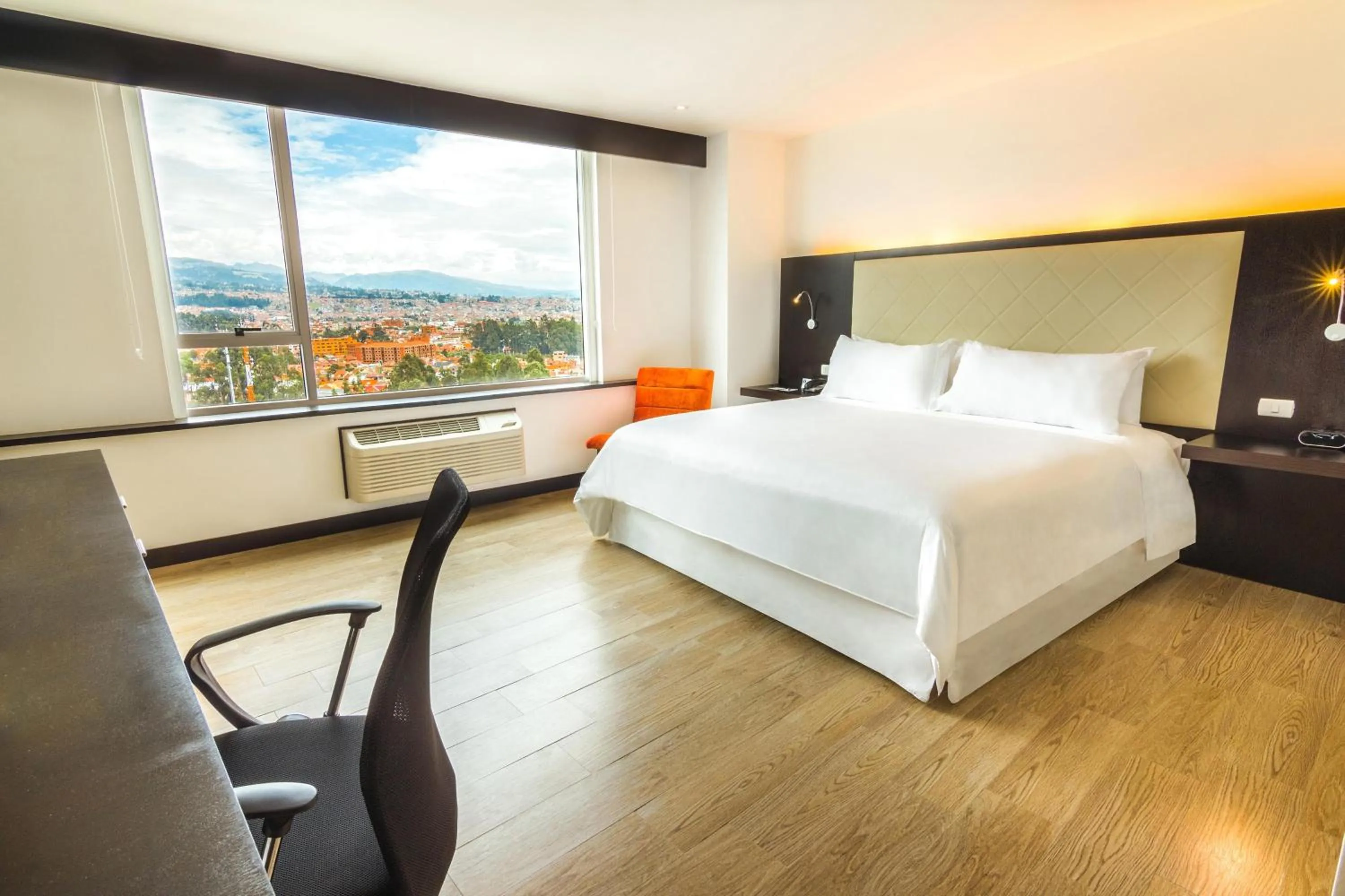 Photo of the whole room, Bed in Four Points by Sheraton Cuenca