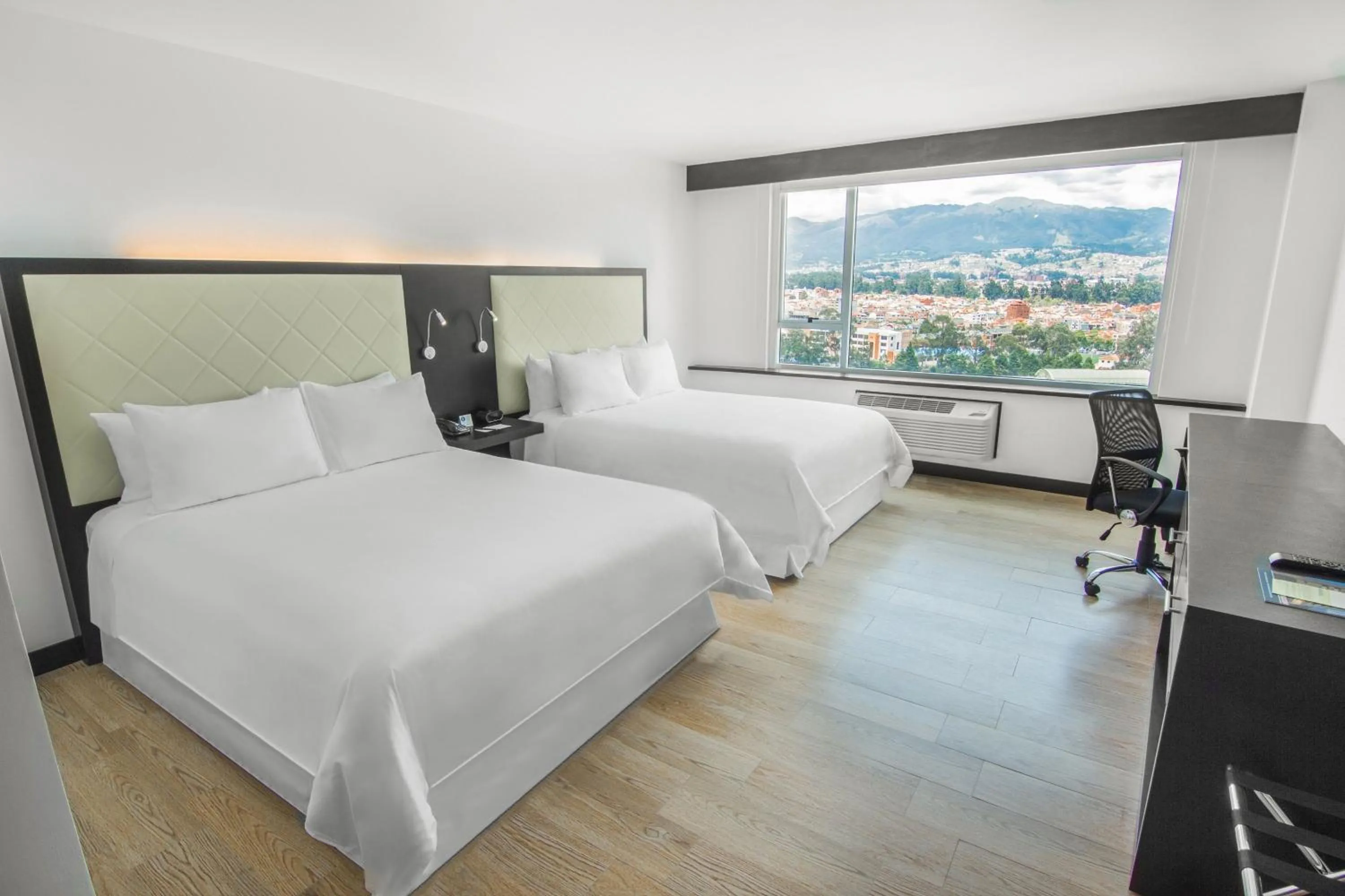 Photo of the whole room, Bed in Four Points by Sheraton Cuenca