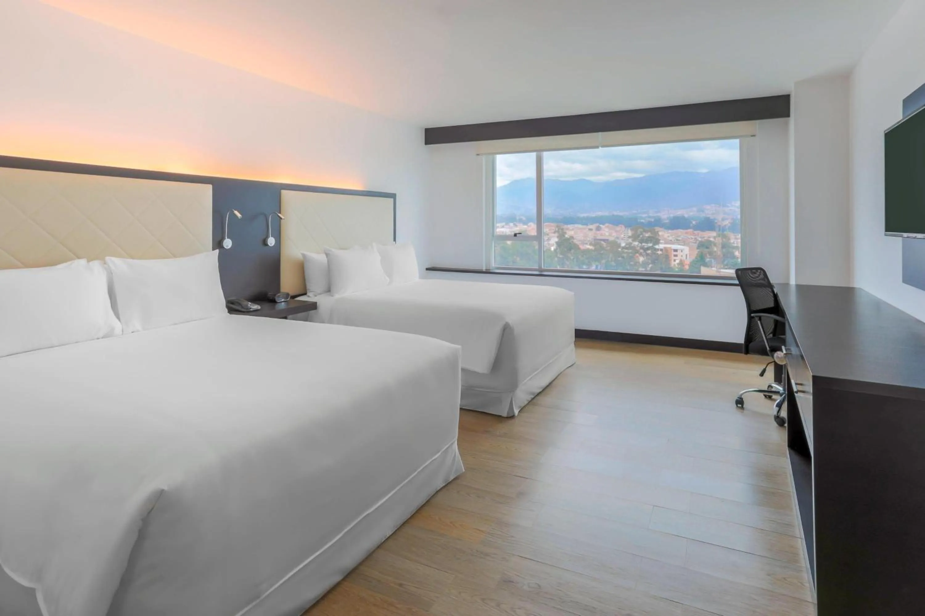 Photo of the whole room, Bed in Four Points by Sheraton Cuenca