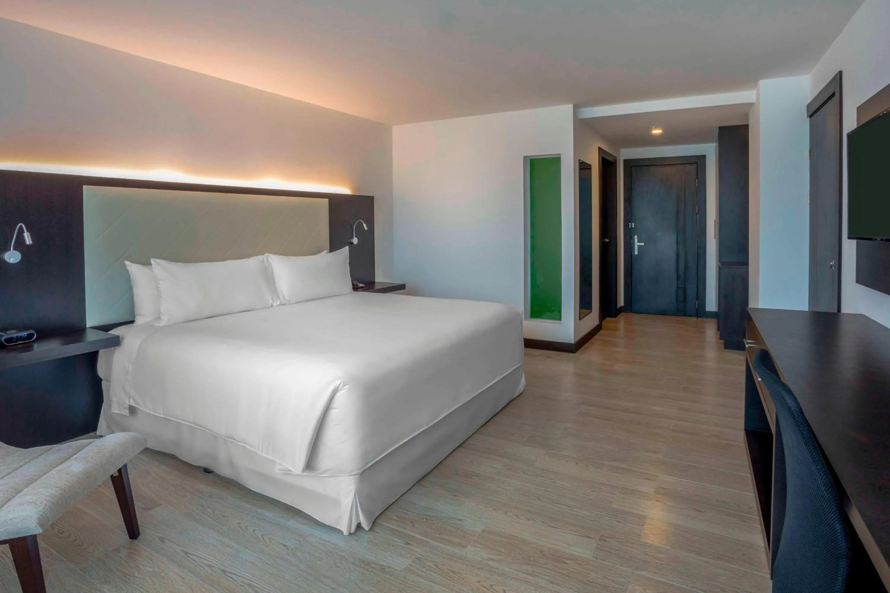 Photo of the whole room, Bed in Four Points by Sheraton Cuenca