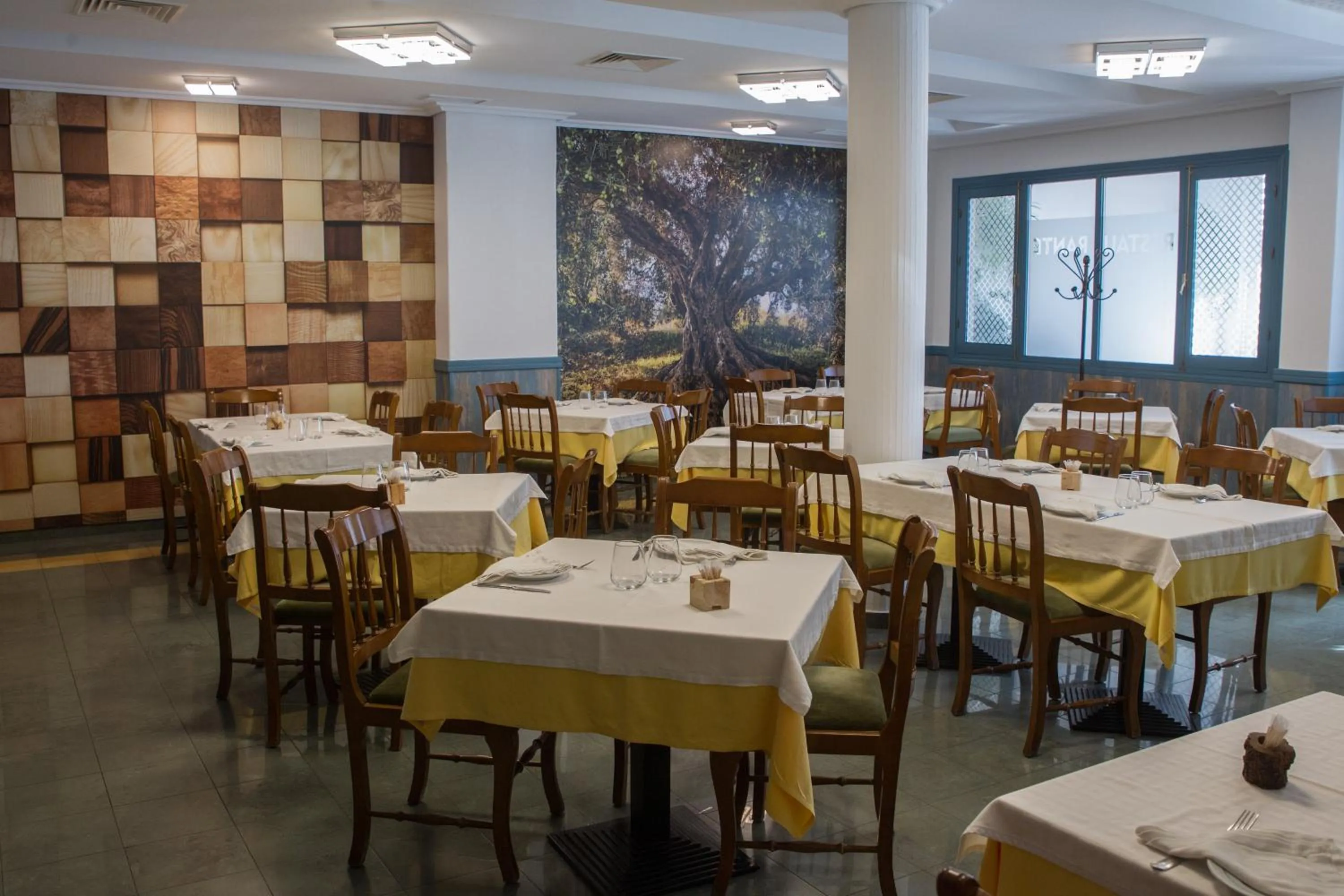 Restaurant/places to eat in Hostal La Palmera