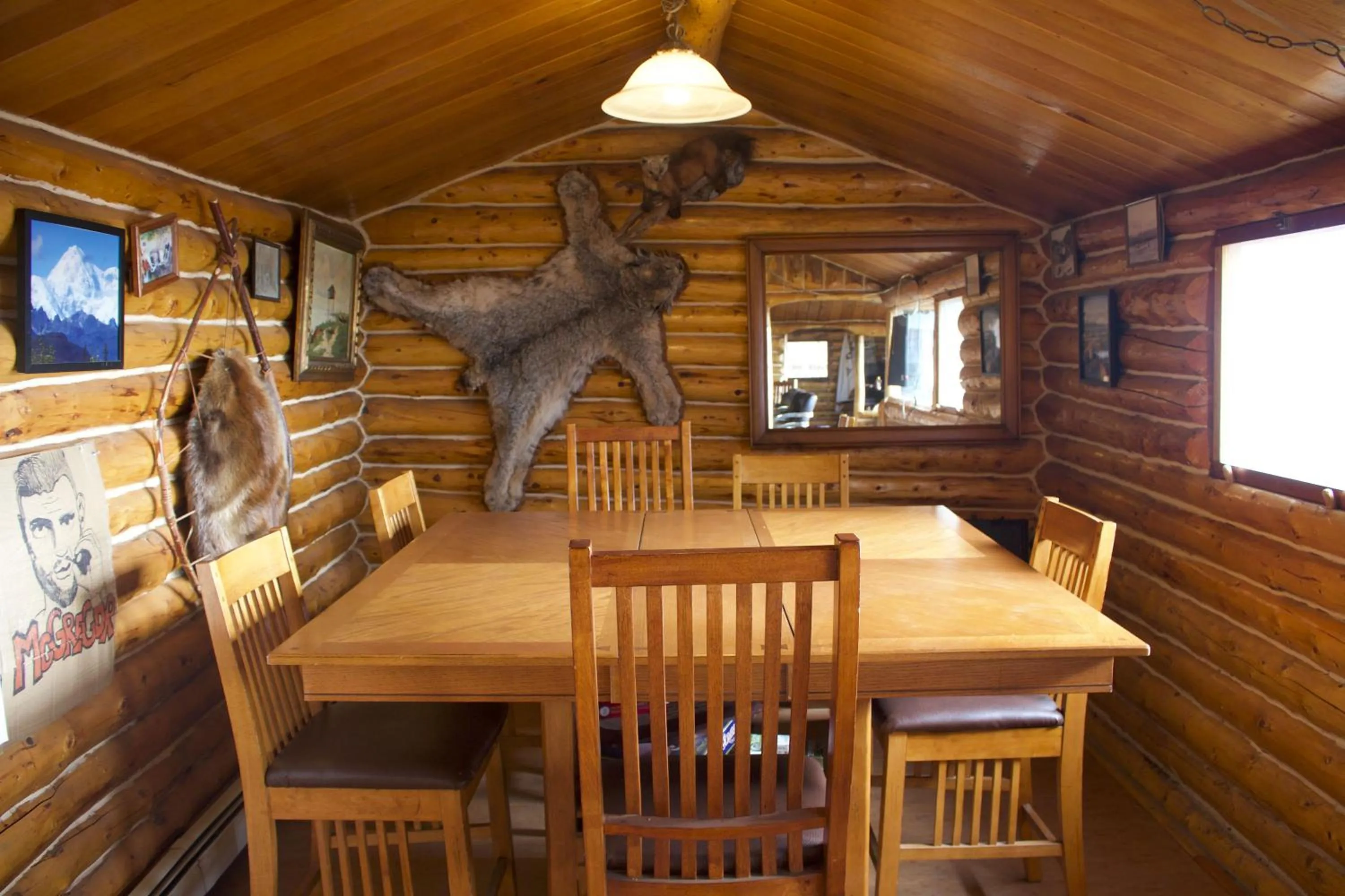 Lounge or bar in Alpine Creek Lodge