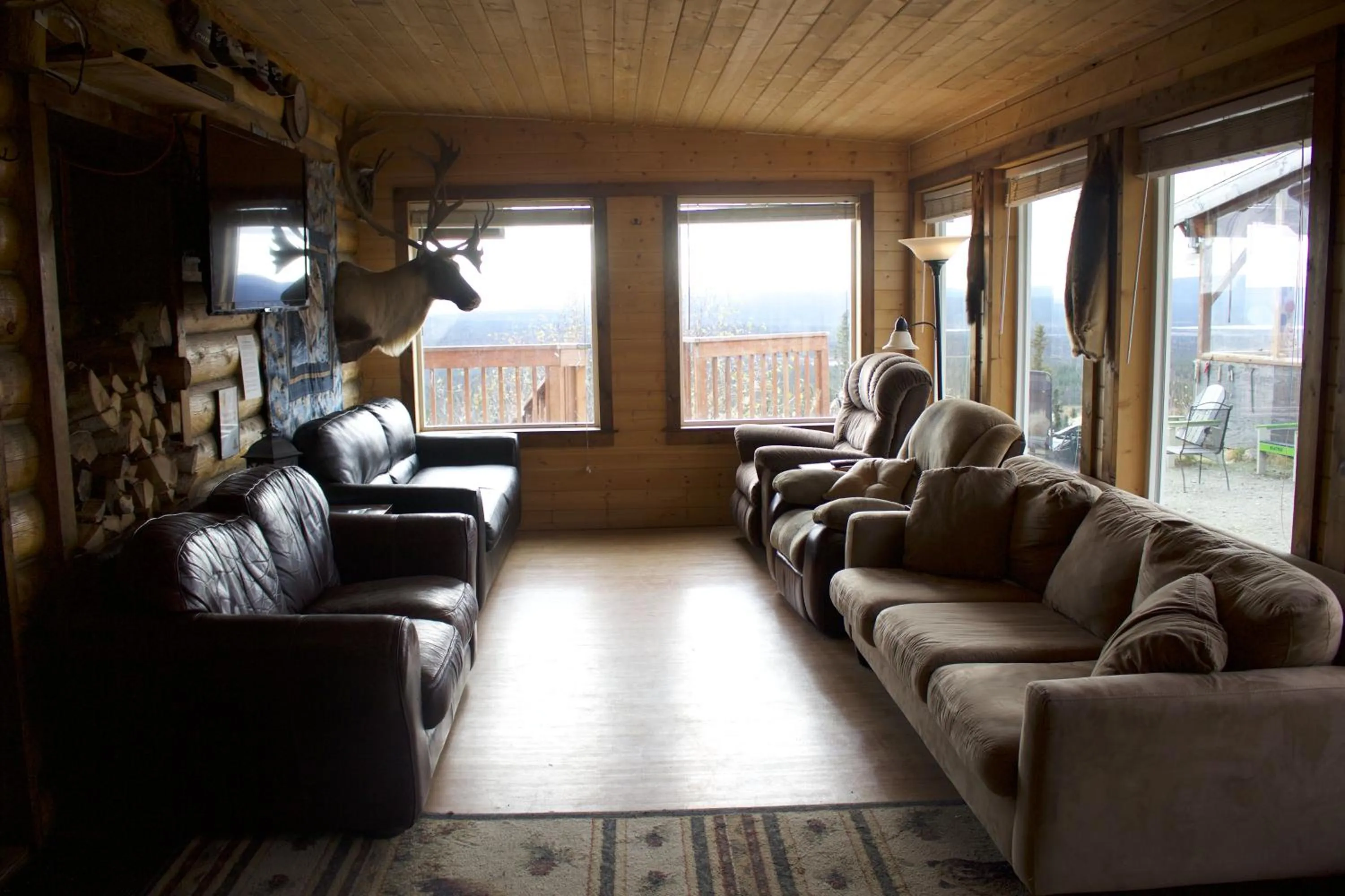 Communal lounge/ TV room in Alpine Creek Lodge