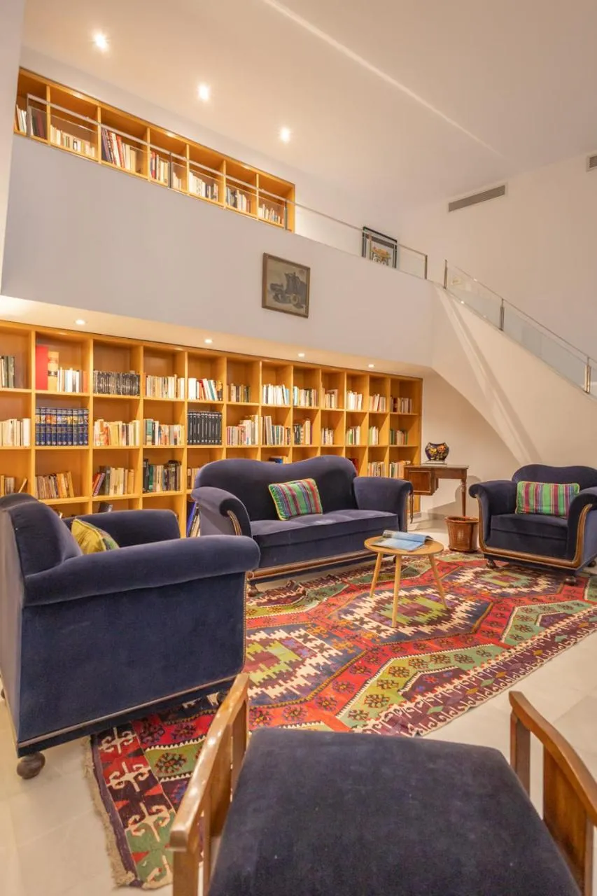 Palacio Marmoles by Valcambre