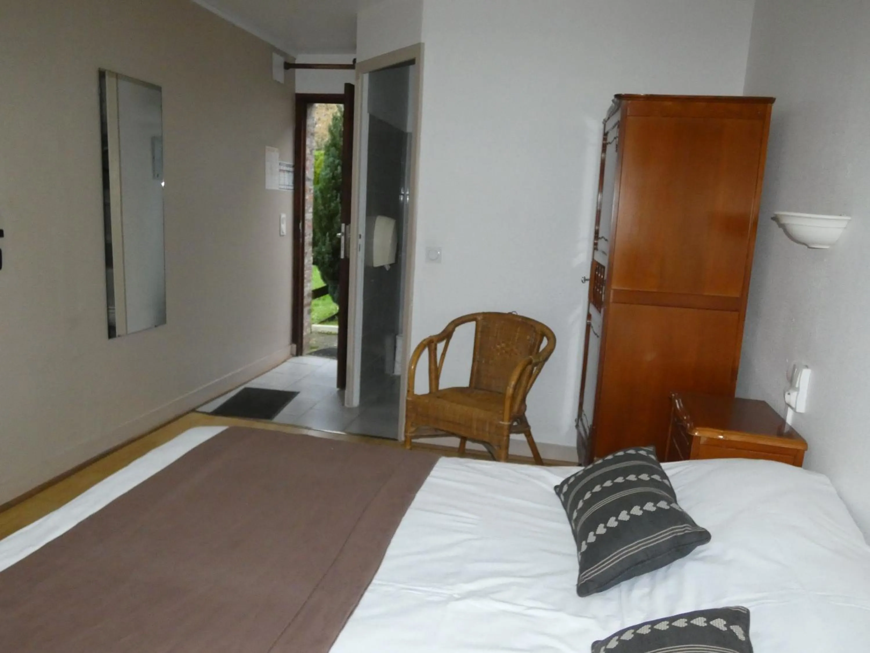 Photo of the whole room, Bed in Logis Hôtel Restaurant Auberge Saint Martin