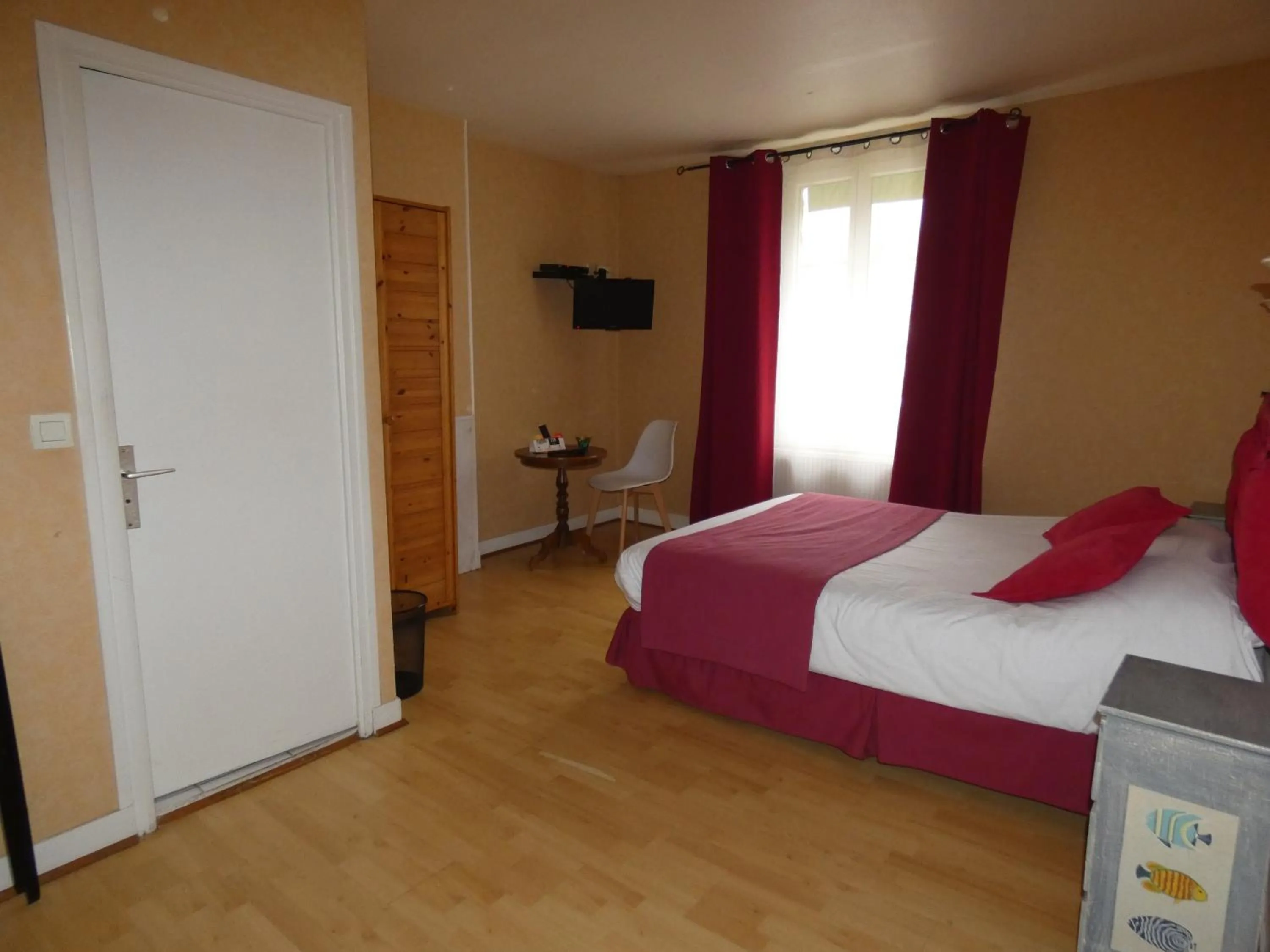 Bed in Logis Hôtel Restaurant Auberge Saint Martin