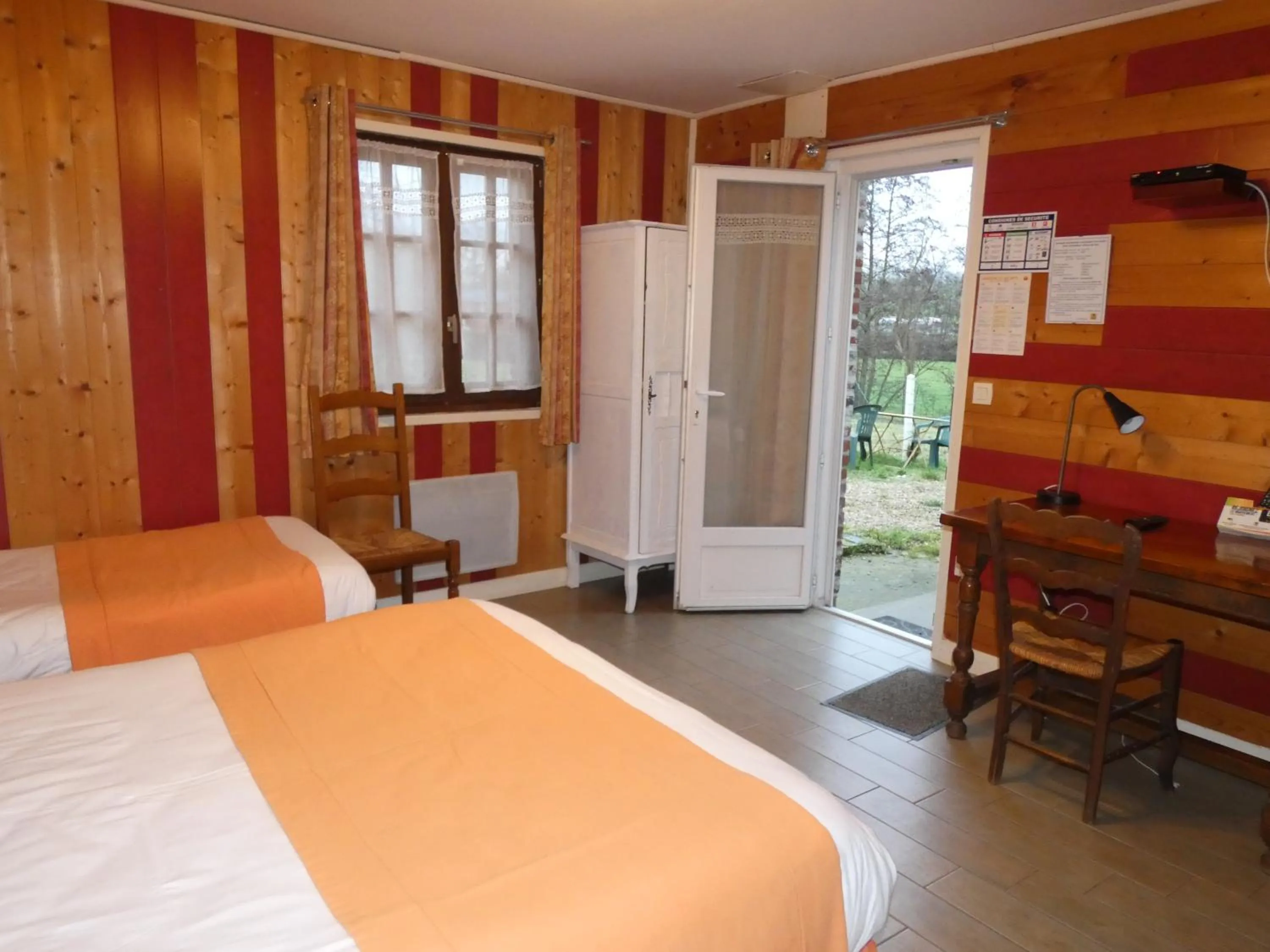 Photo of the whole room, Bed in Logis Hôtel Restaurant Auberge Saint Martin