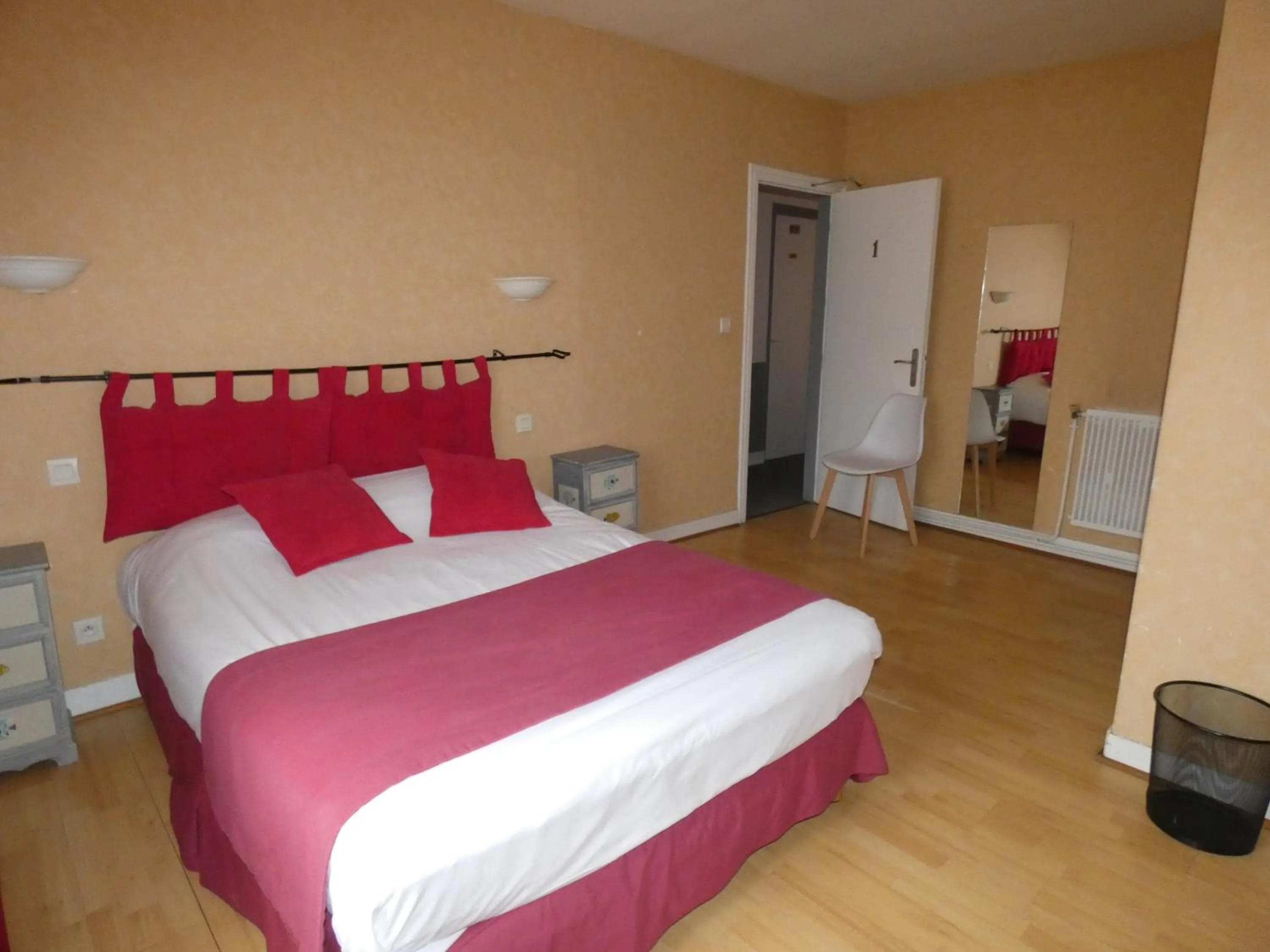 Photo of the whole room, Bed in Logis Hôtel Restaurant Auberge Saint Martin