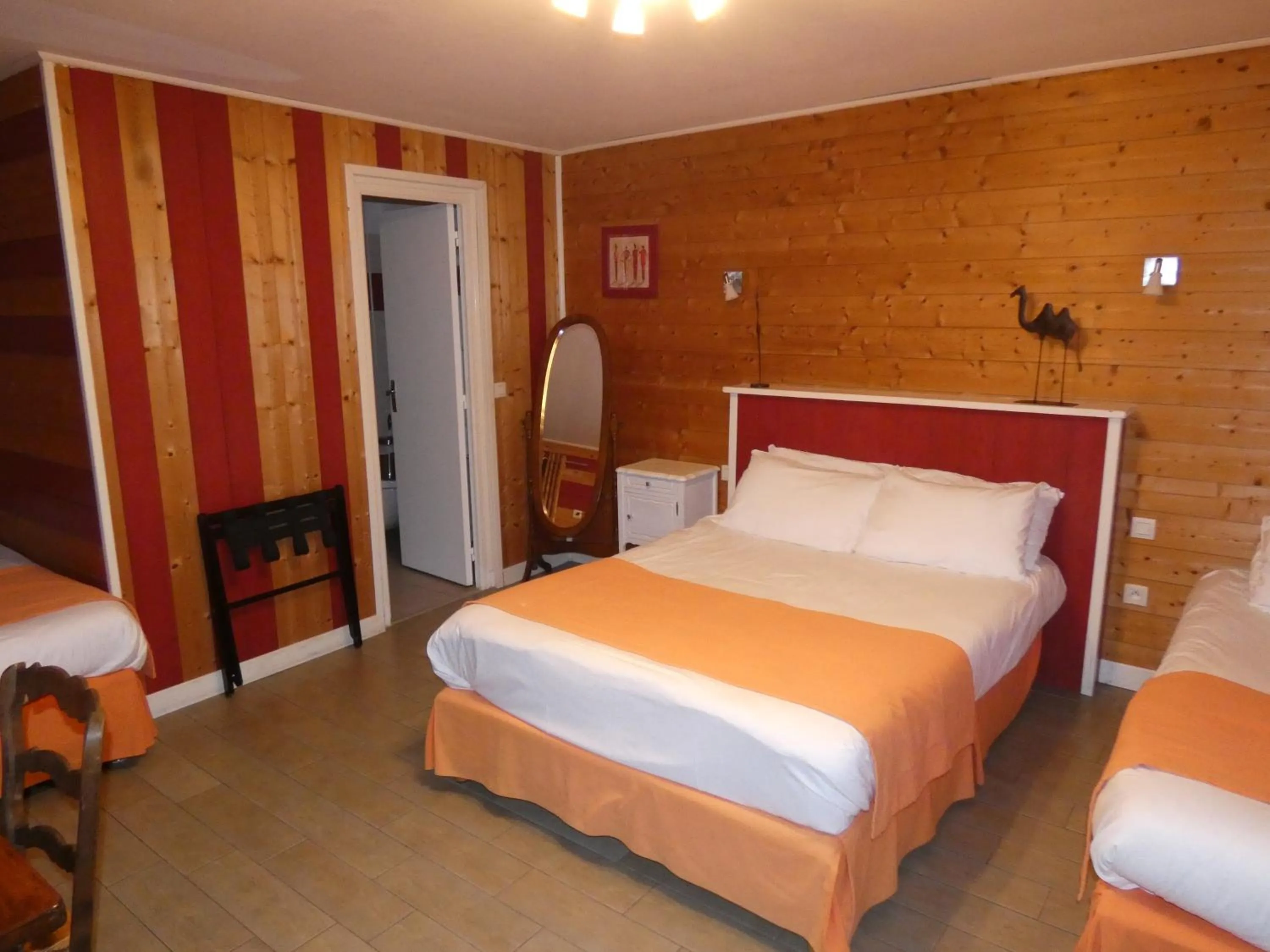 Photo of the whole room, Bed in Logis Hôtel Restaurant Auberge Saint Martin