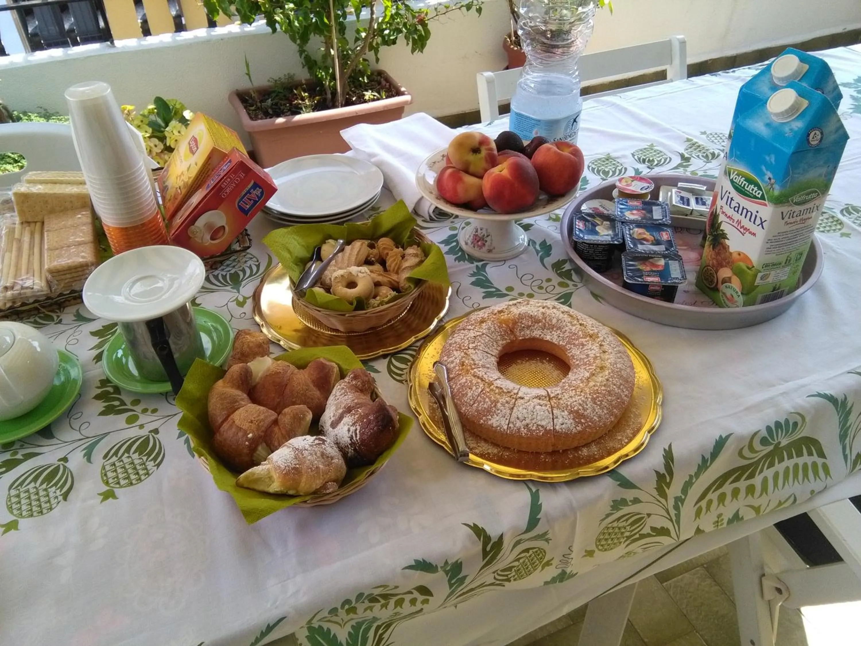 Buffet breakfast in La Castellese