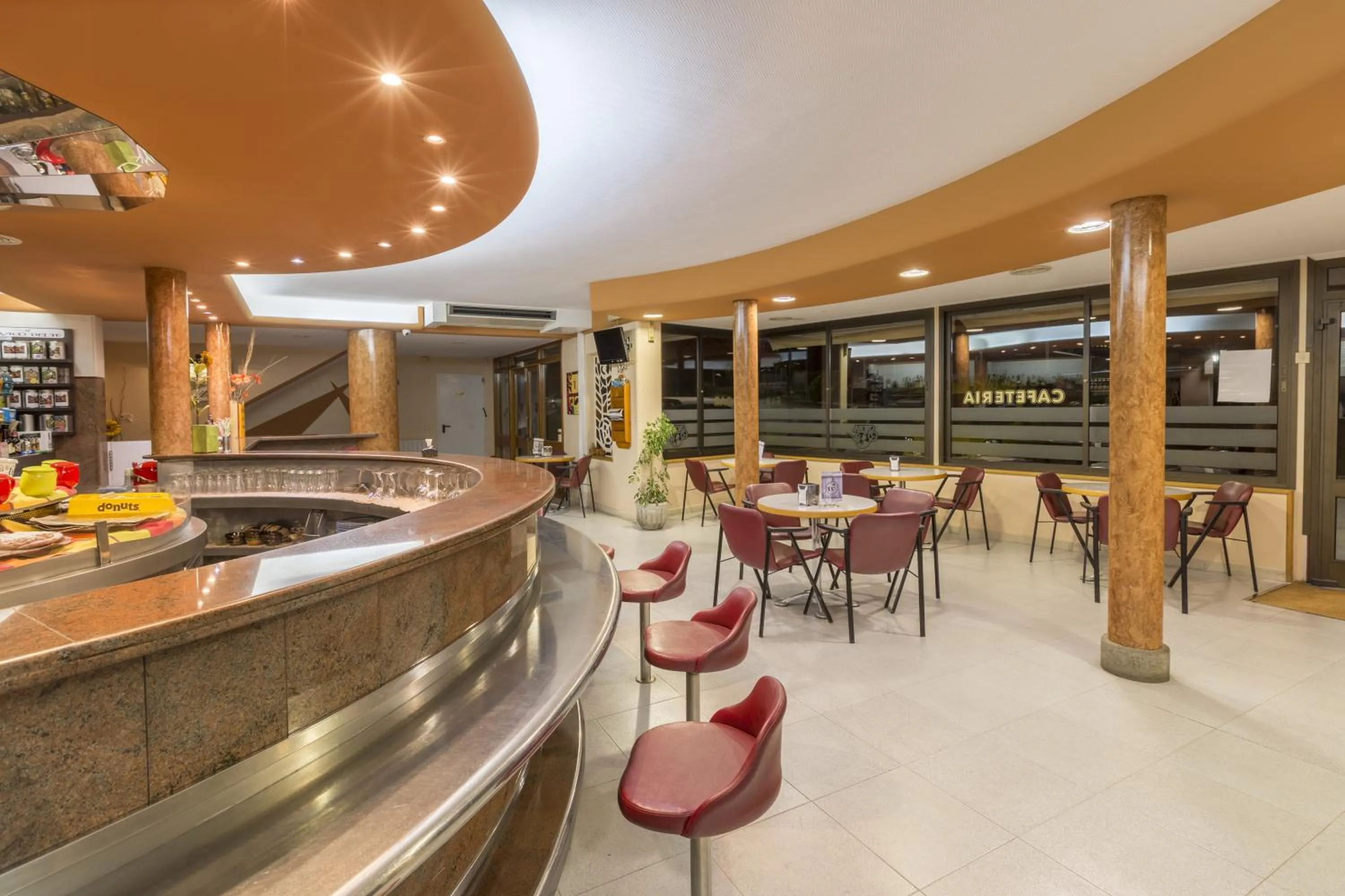 Restaurant/places to eat in Hotel Sausa