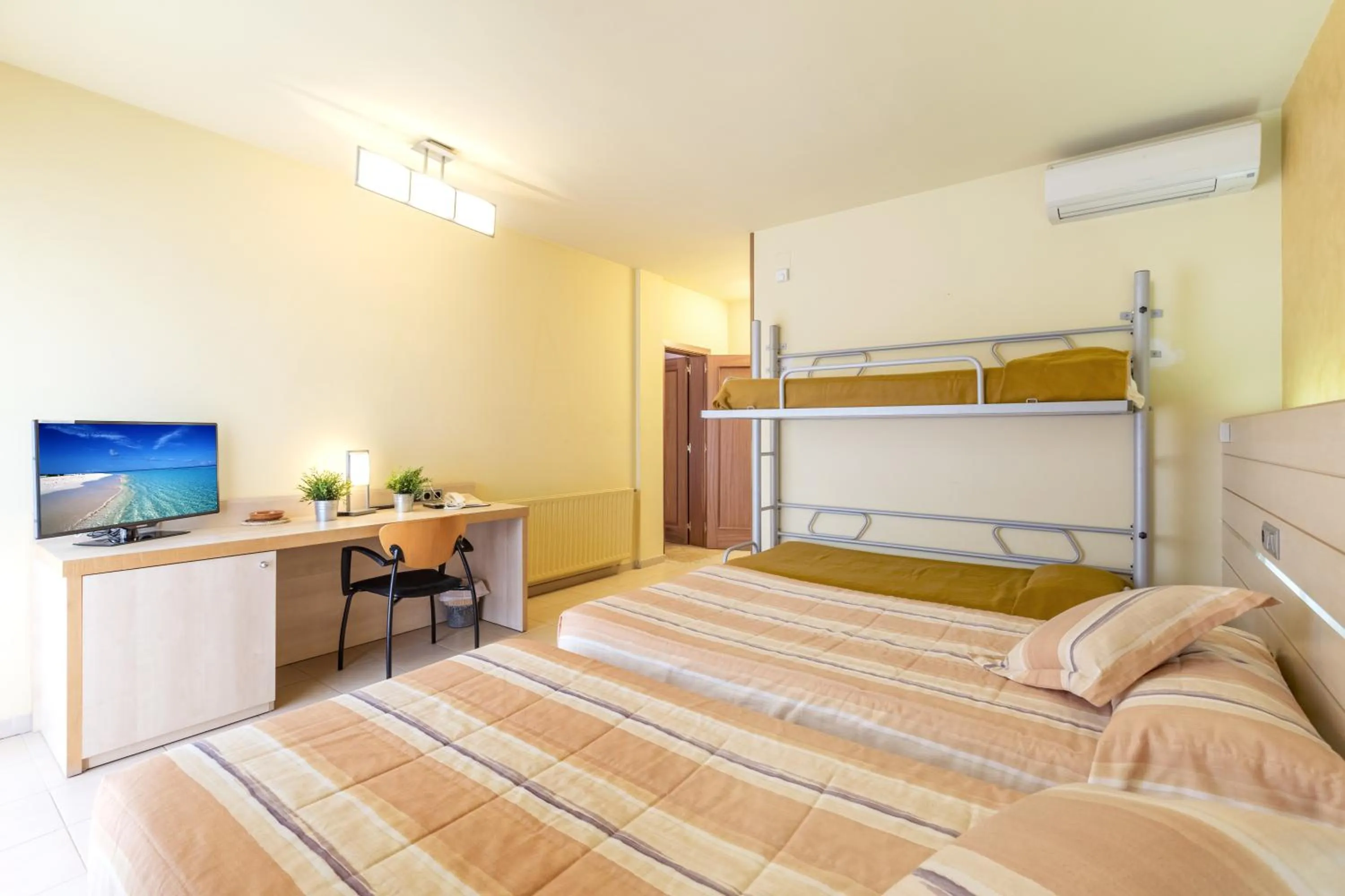 Photo of the whole room, Bed in Hotel Sausa