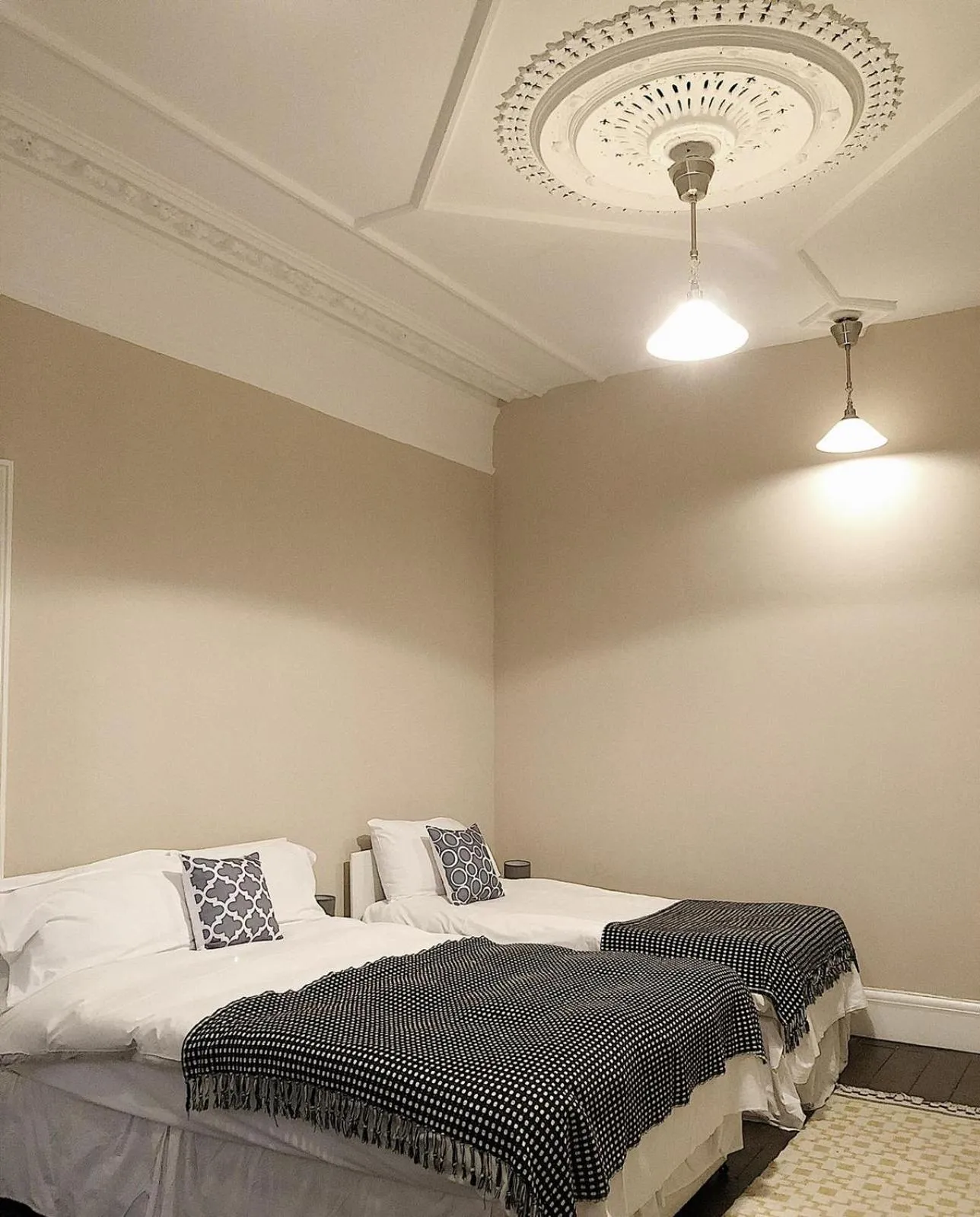 Bedroom, Bed in Caspian Hotel