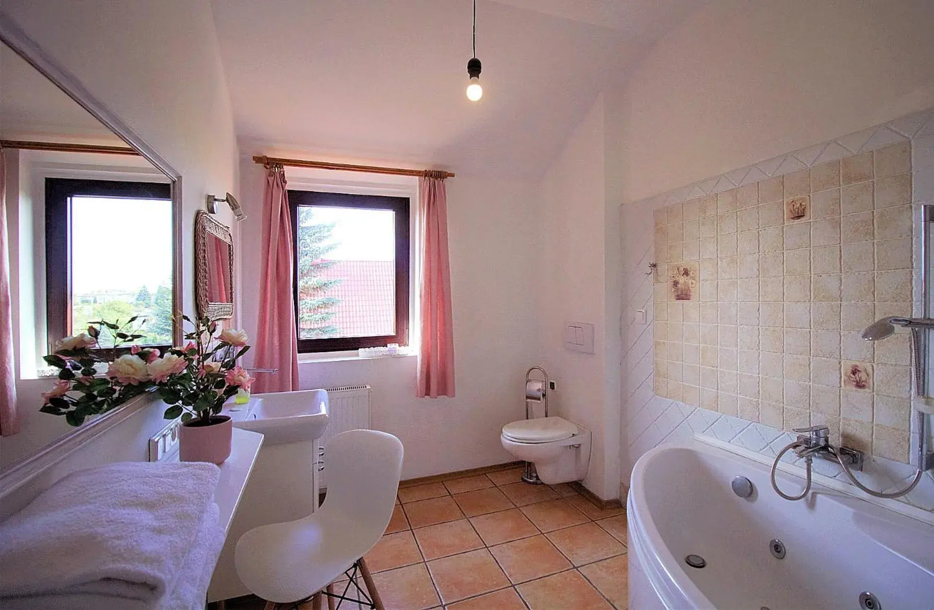 Double Room with Hot Tub in Nowa Villa Zosieńka Inhaber spricht perfekt Deutsch Double Room with Hot Tub in Nowa Villa Zosieńka Inhaber spricht perfekt Deutsch