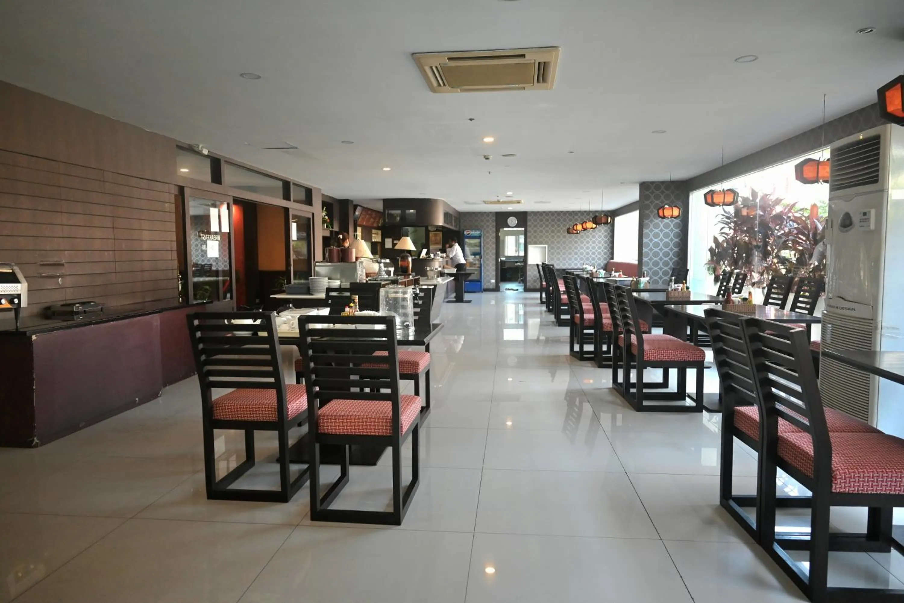 Restaurant/places to eat in Boss Suites Nana Hotel