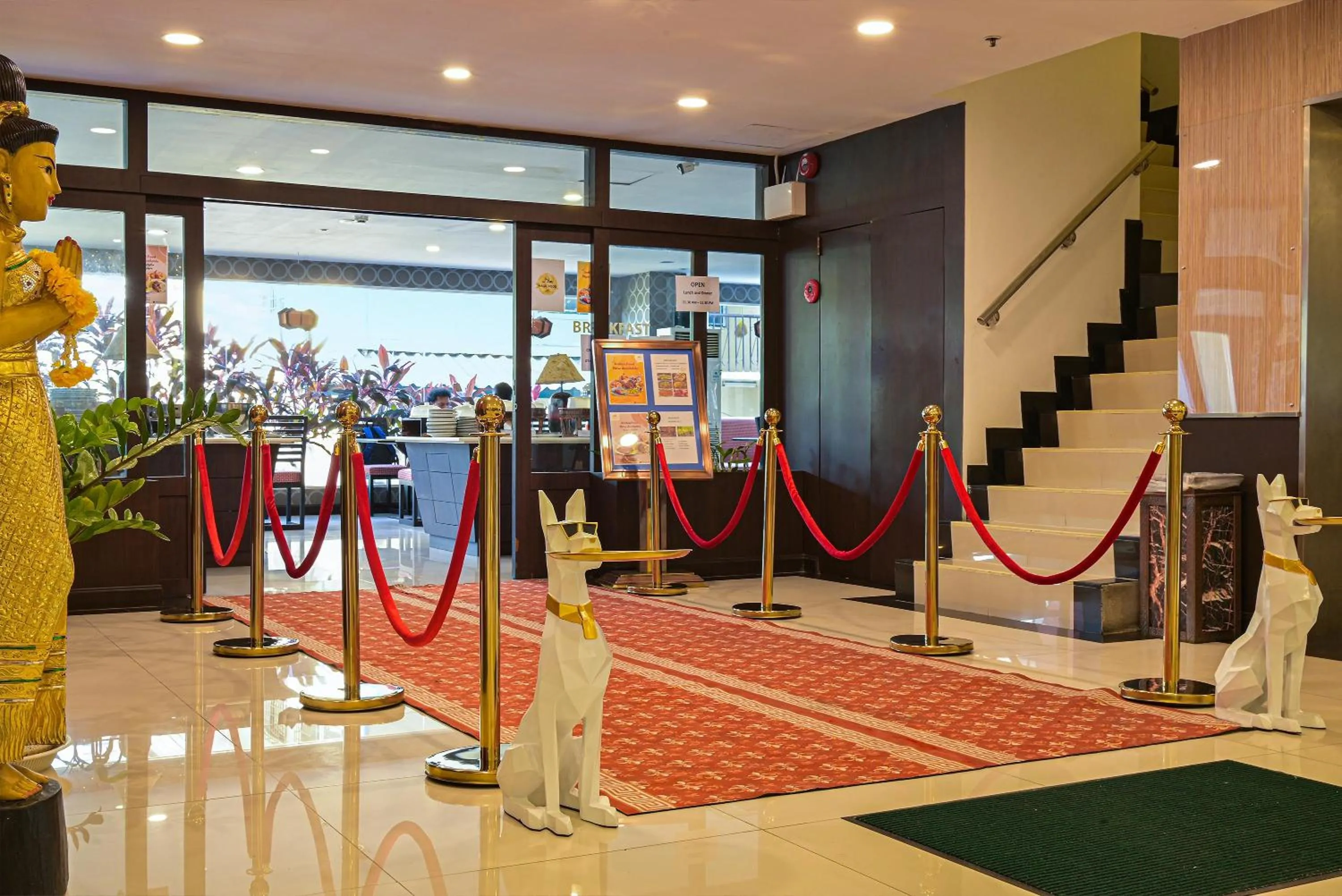 Restaurant/places to eat in Boss Suites Nana Hotel