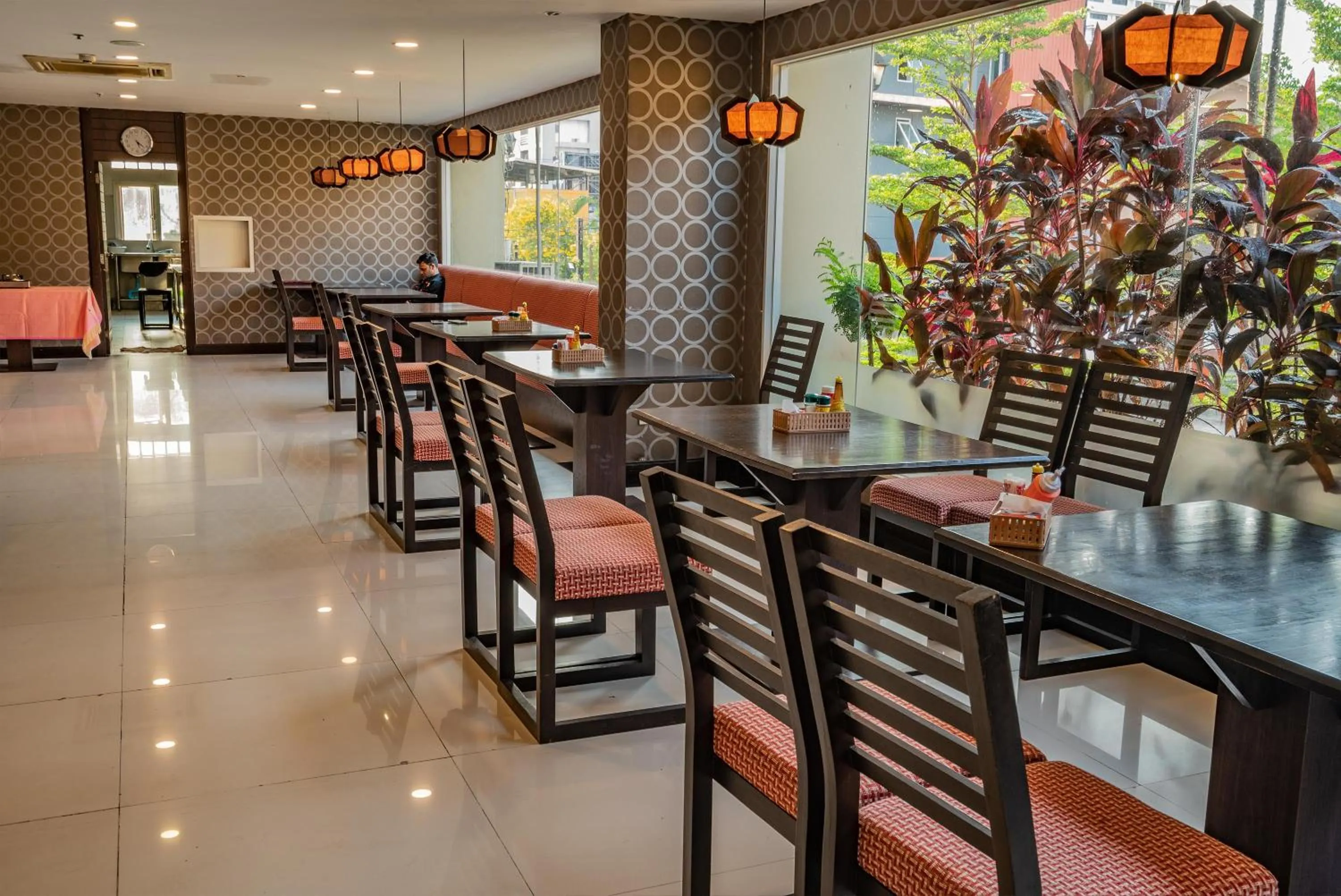 Restaurant/places to eat in Boss Suites Nana Hotel