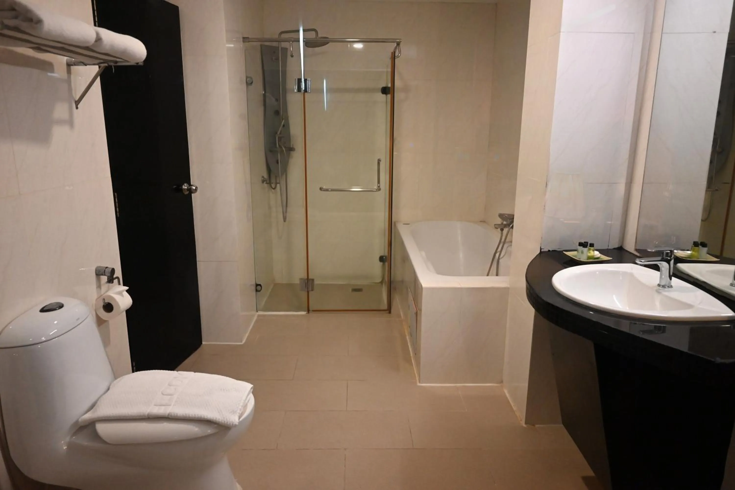 Shower in Boss Suites Nana Hotel