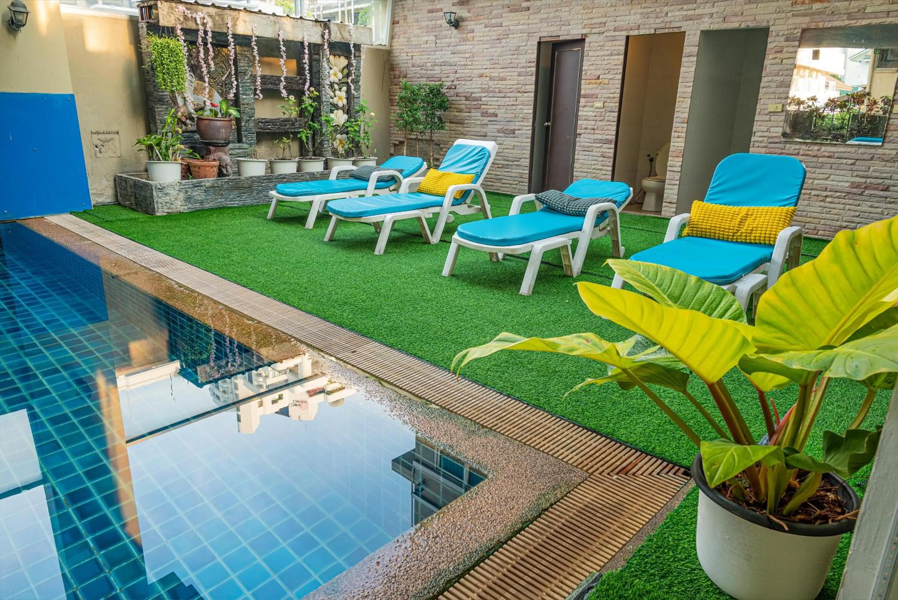 Day in Boss Suites Nana Hotel