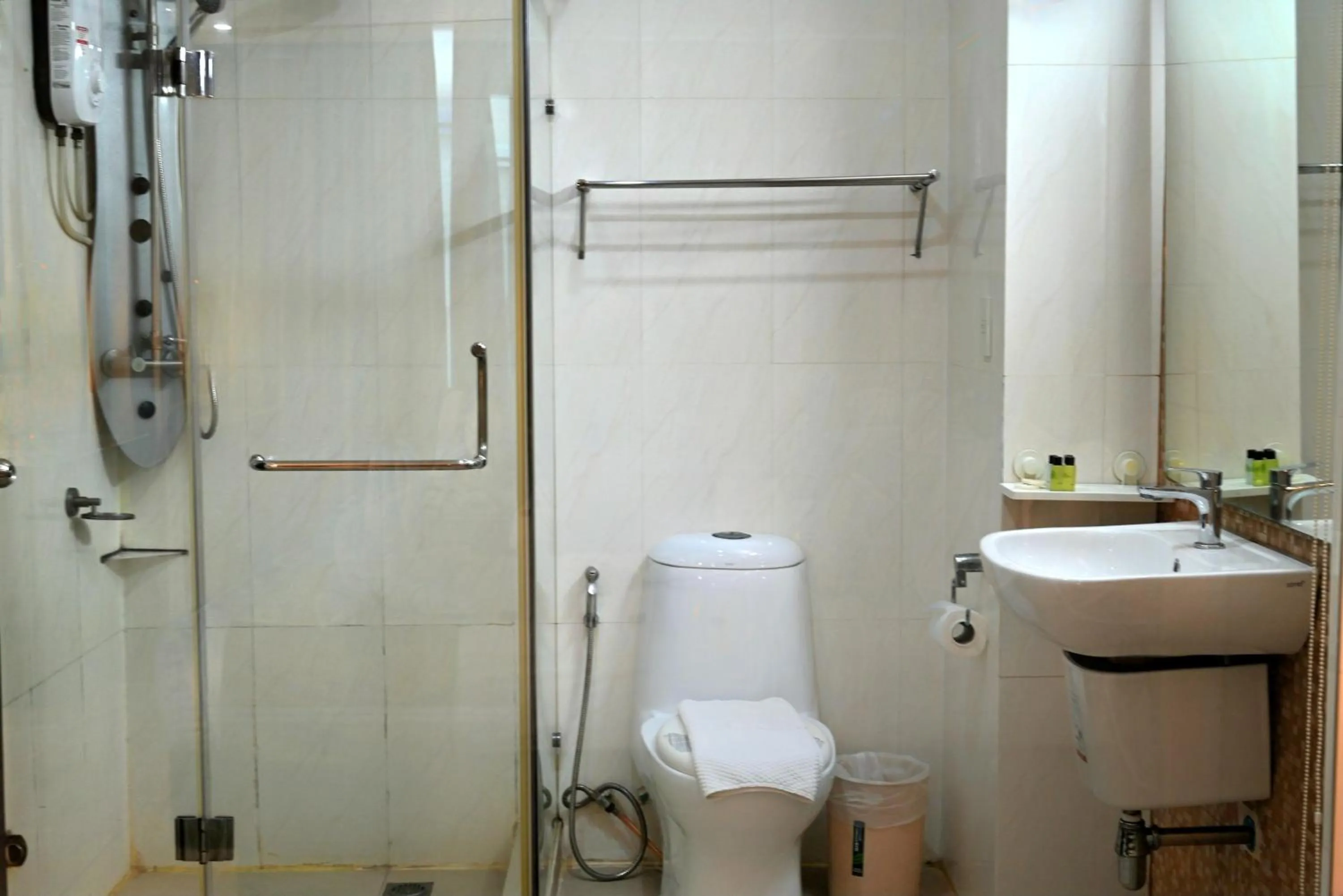 Shower in Boss Suites Nana Hotel