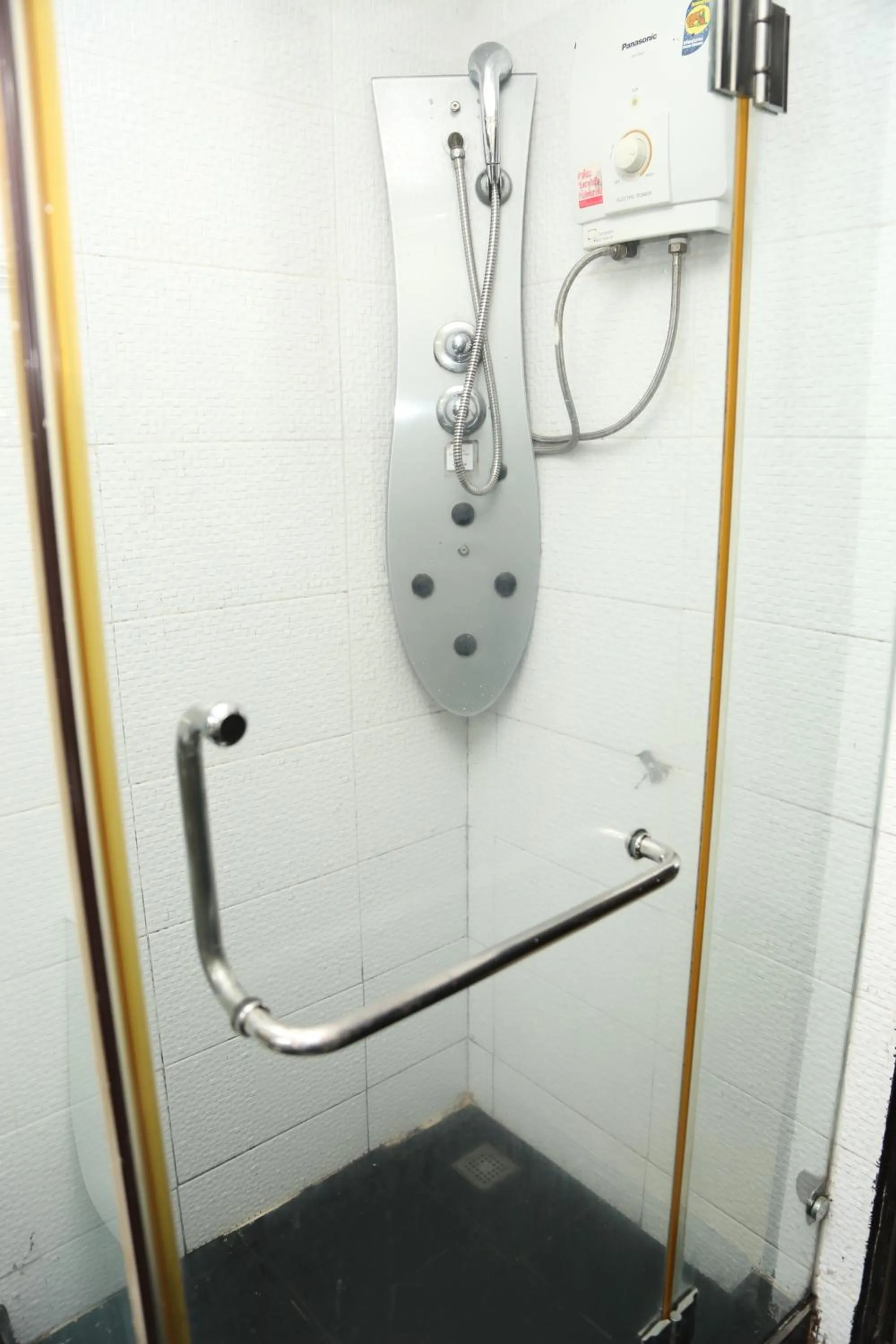 Shower in Boss Suites Nana Hotel