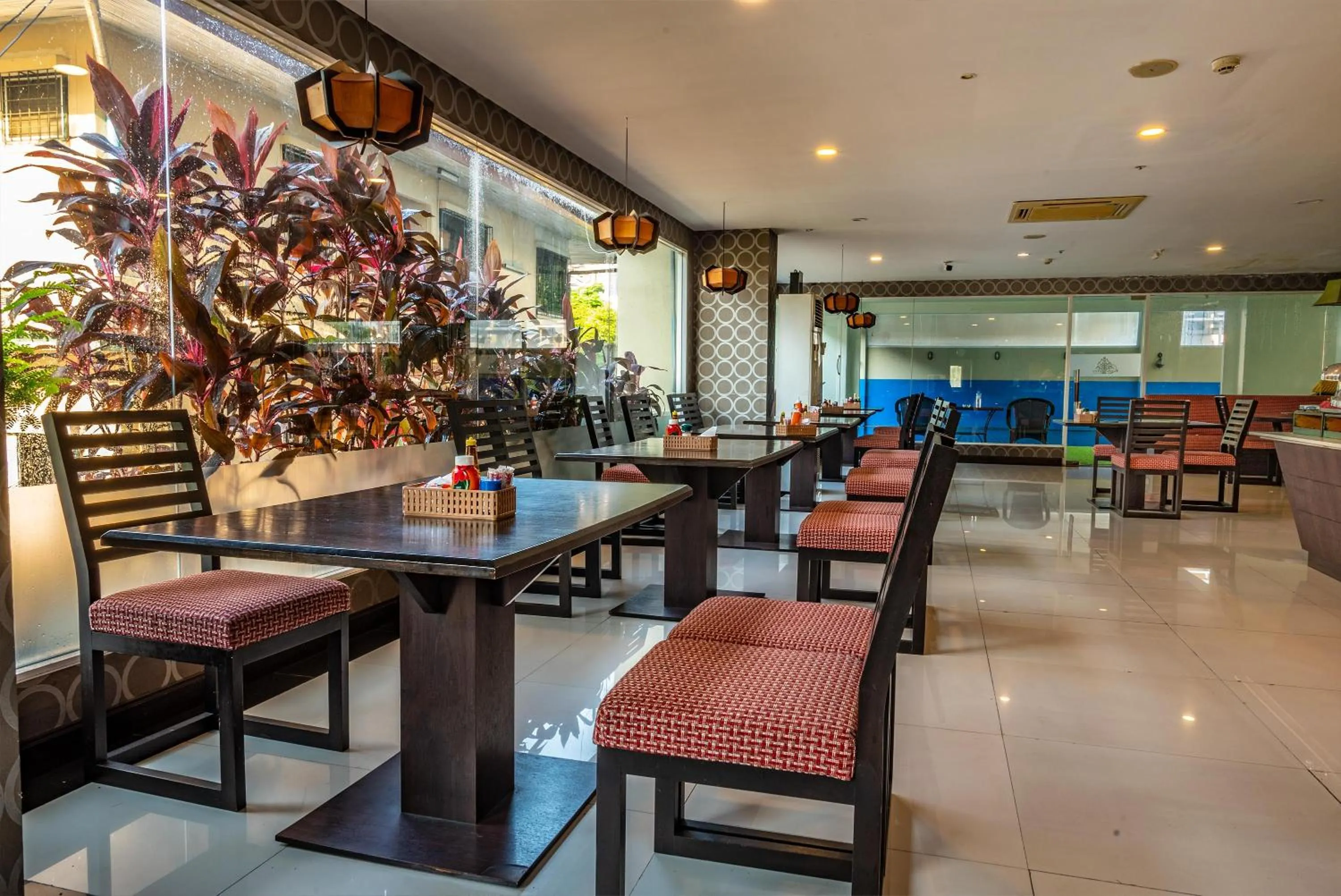 Restaurant/places to eat in Boss Suites Nana Hotel