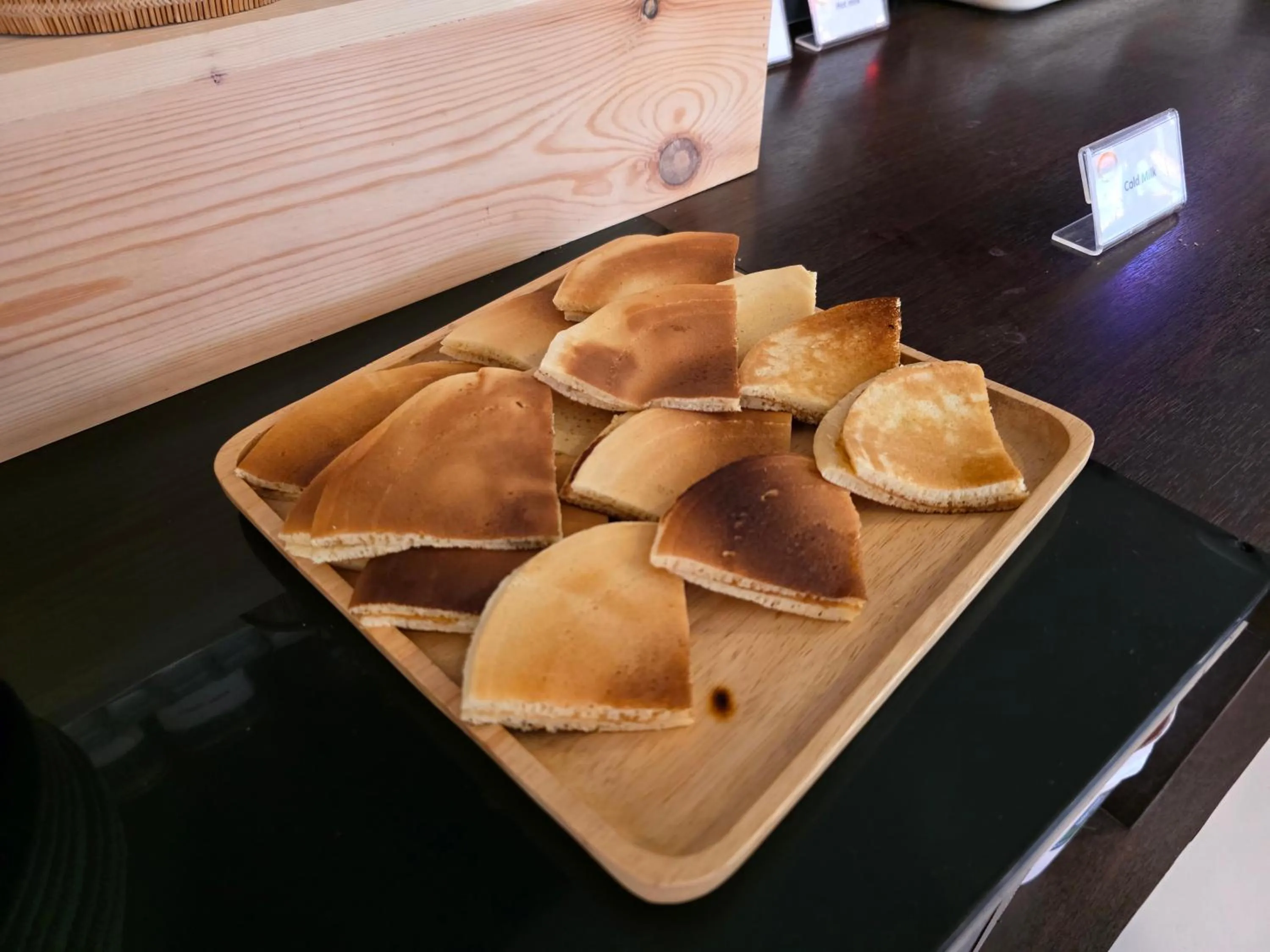 Food and drinks in Boss Suites Nana Hotel