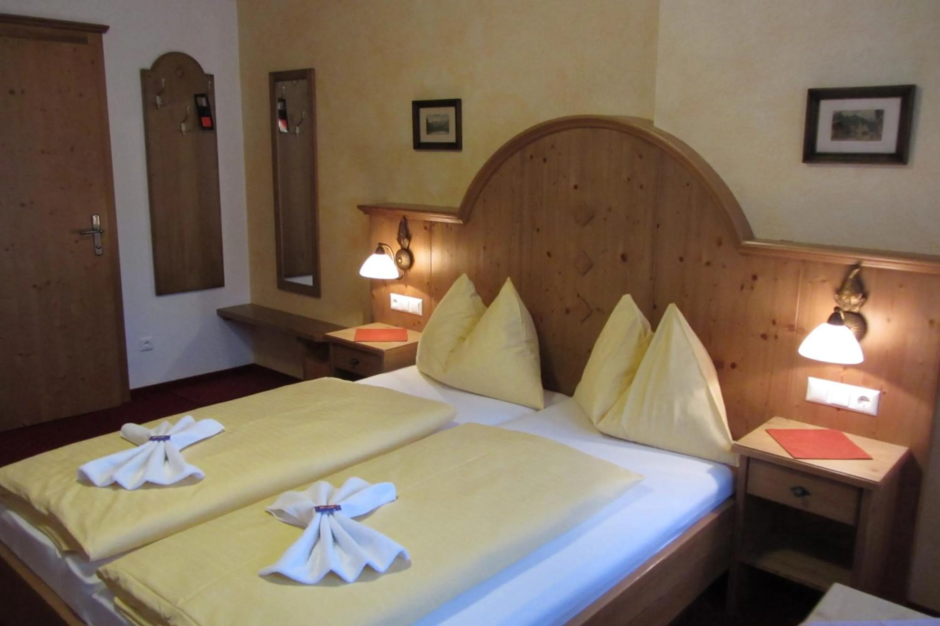 Photo of the whole room, Bed in Hotel Garni Landhaus Trenkenbach
