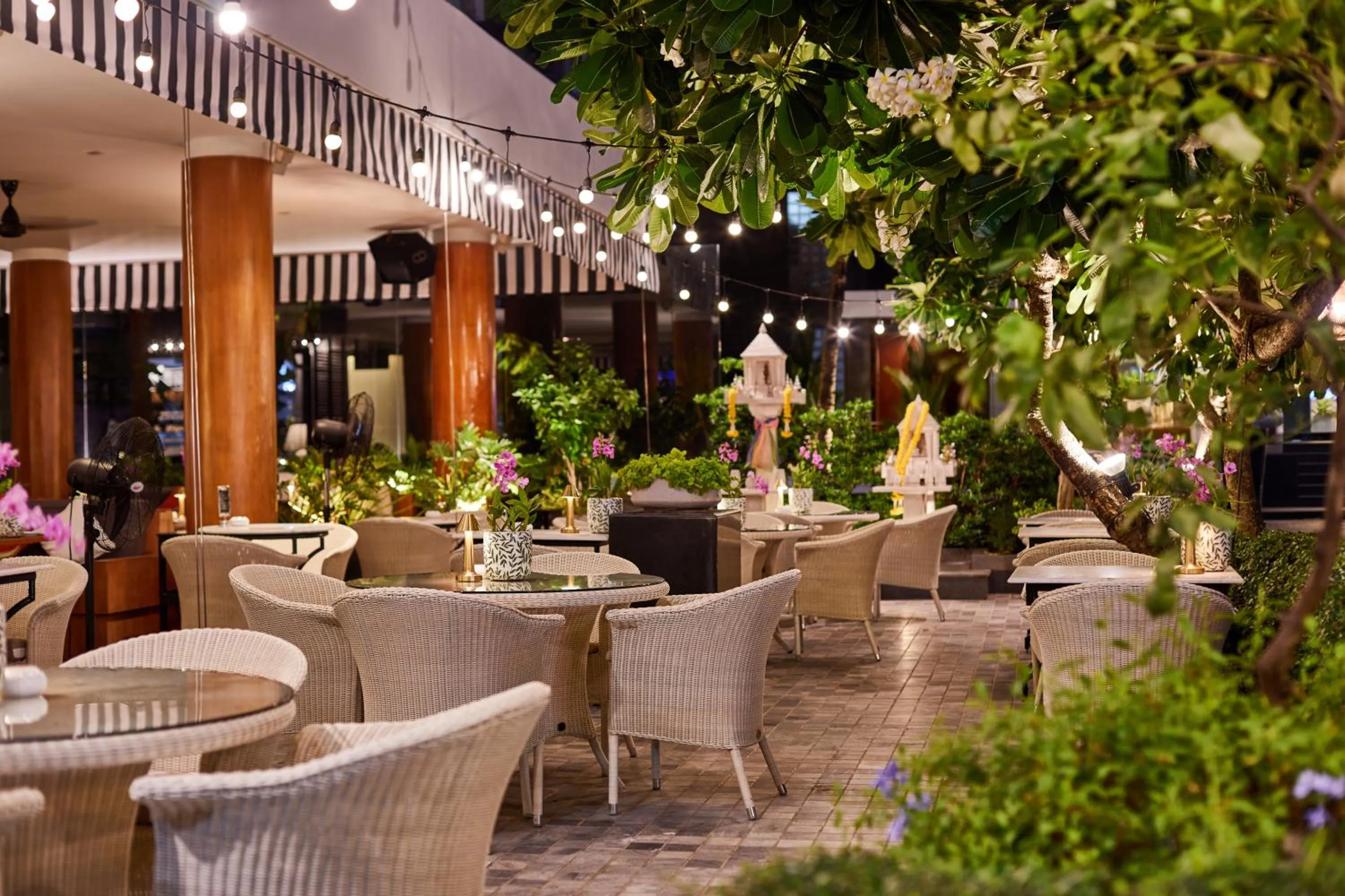 Restaurant/places to eat in BYD Lofts - Boutique Hotel & Serviced Apartments - Patong Beach, Phuket