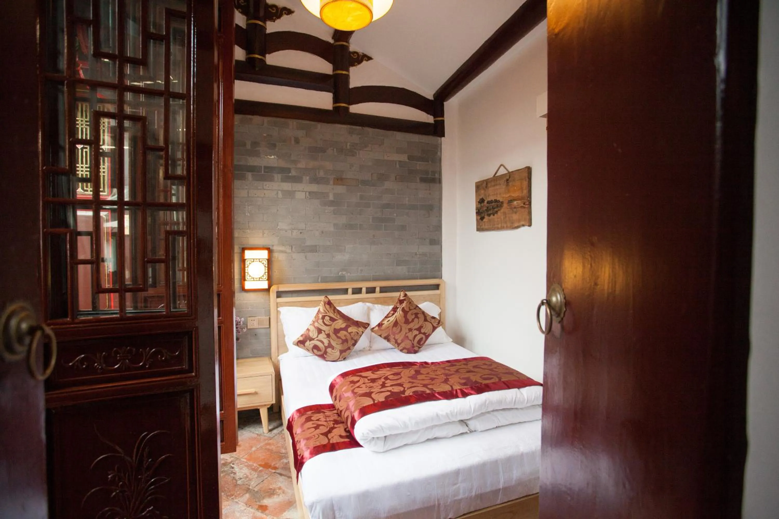 Photo of the whole room, Bed in Manju Inn