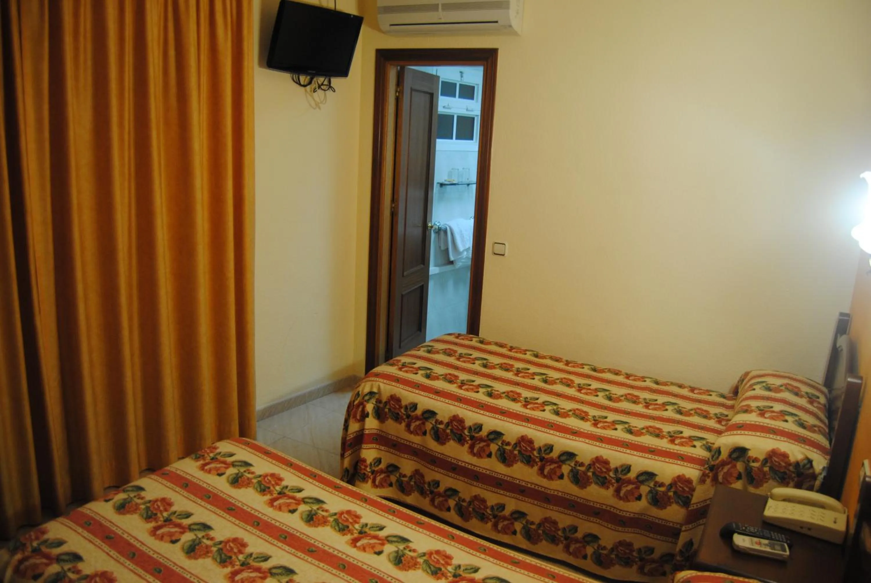 Photo of the whole room, Bed in Hostal Italia