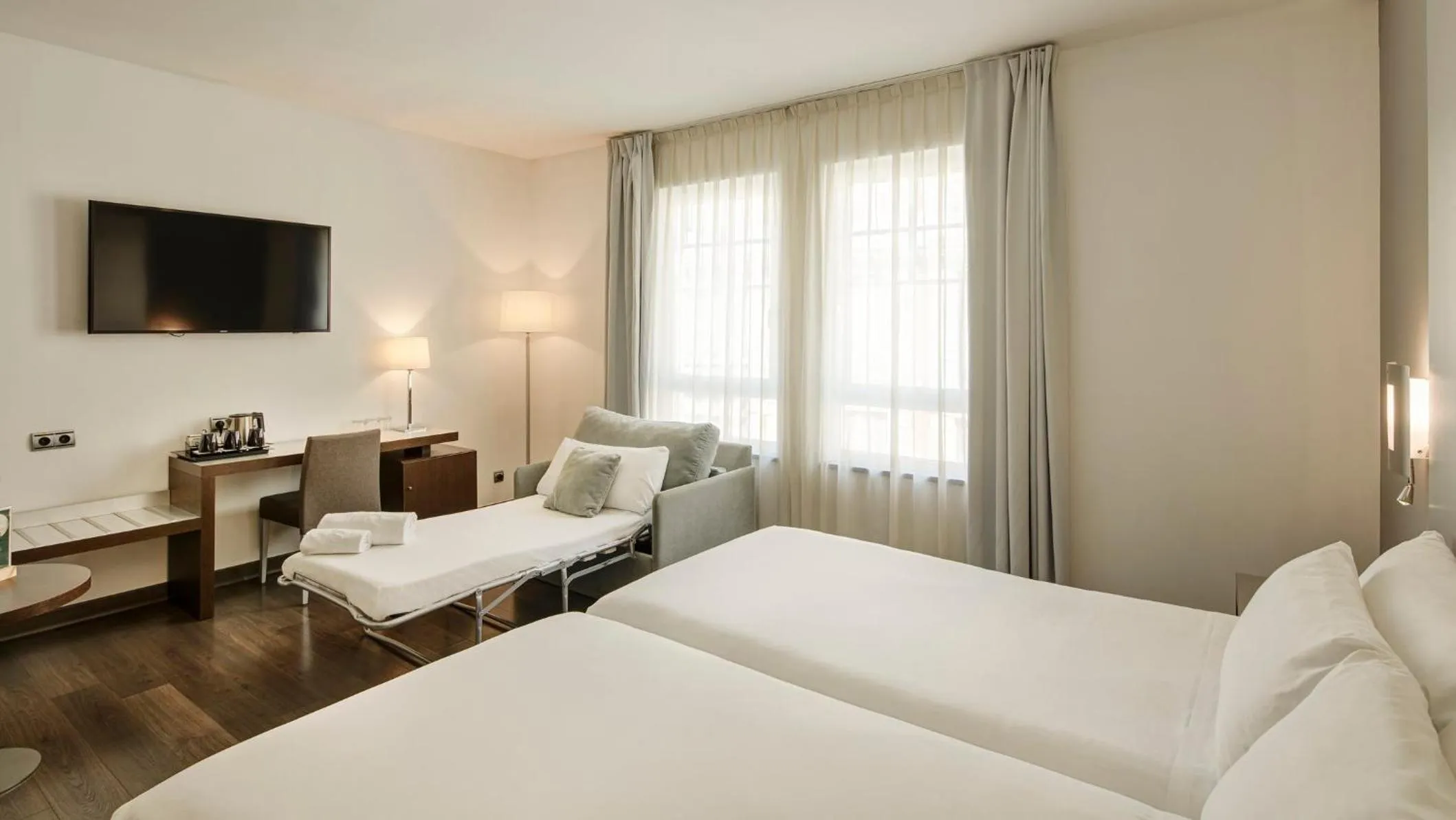 Photo of the whole room, Bed in Sercotel Coliseo