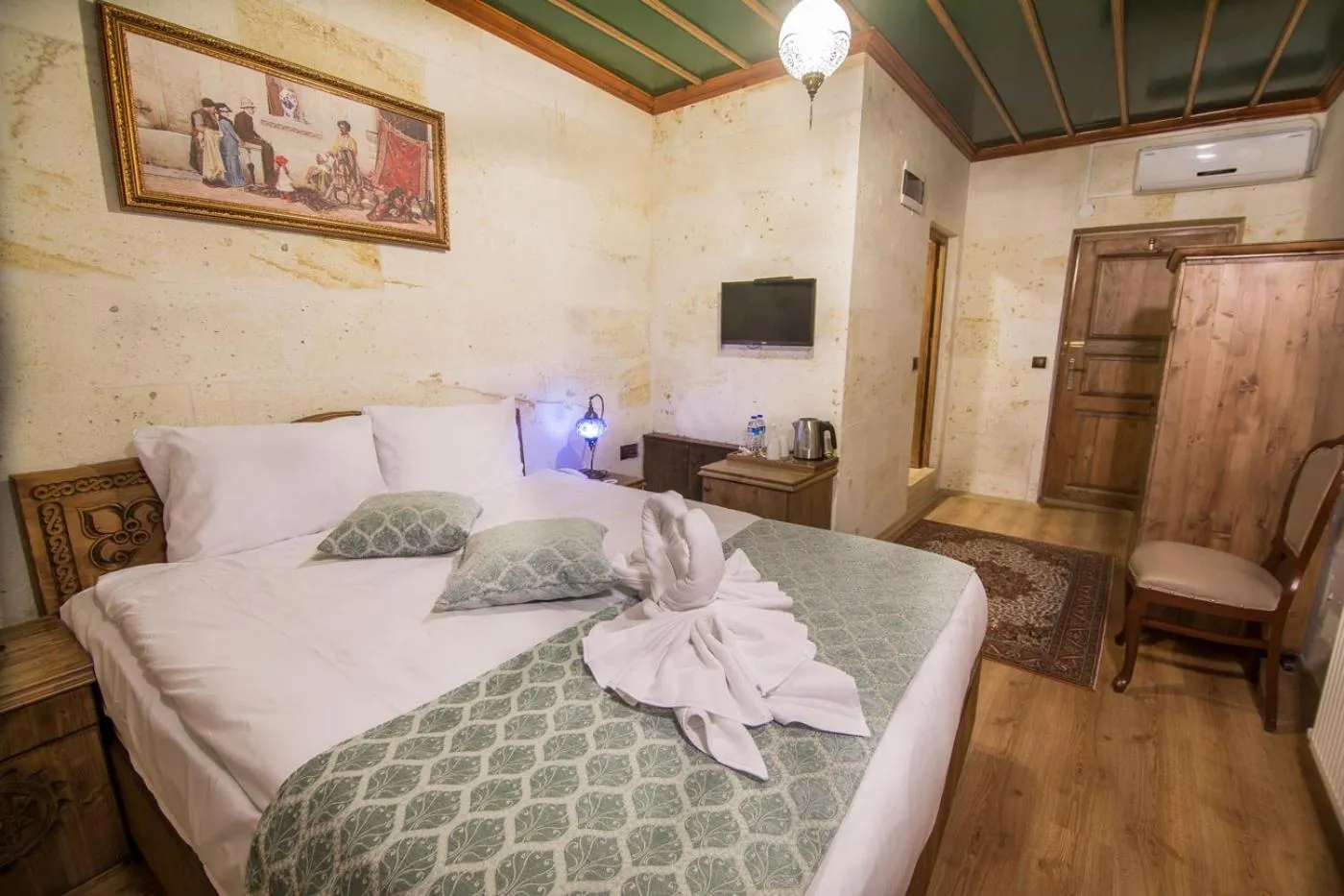 Shower, Bed in Cappadocia Ozbek Stone House