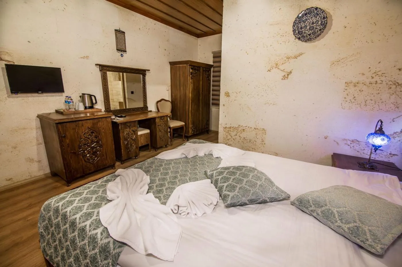 Bed in Cappadocia Ozbek Stone House