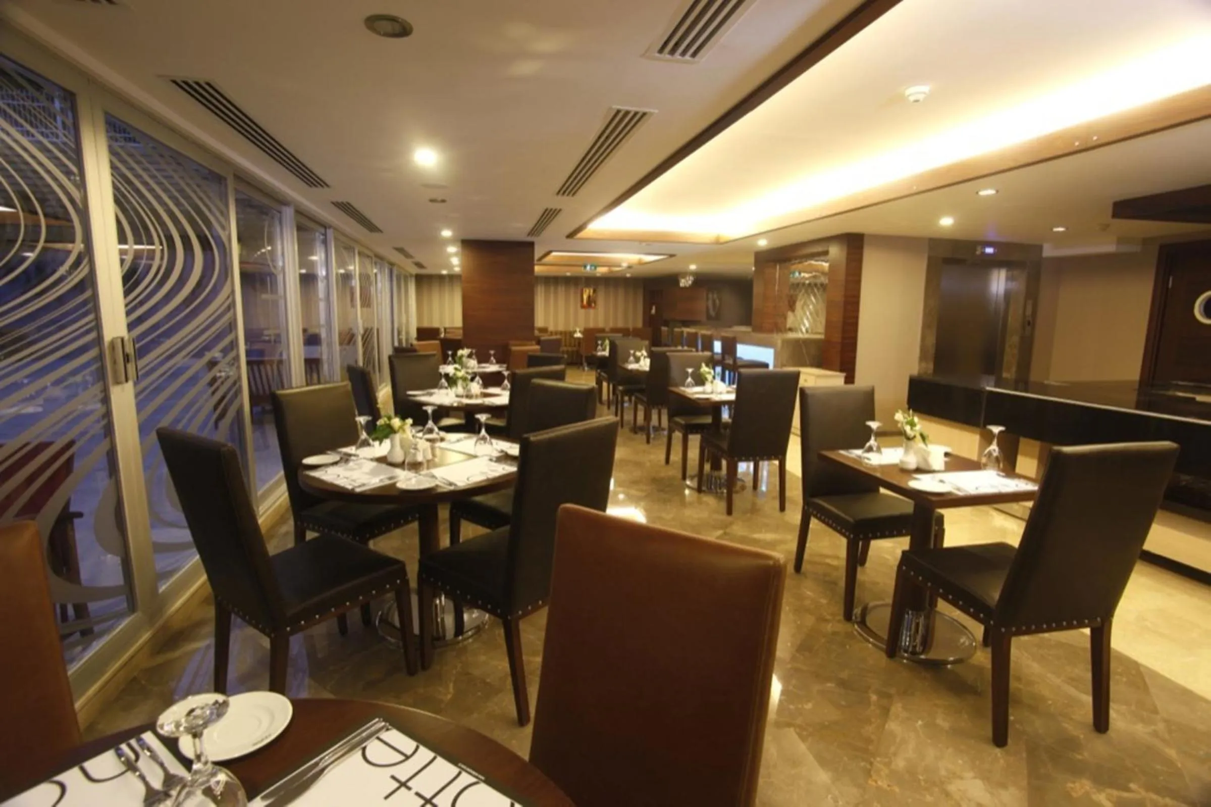 Restaurant/places to eat in Notte Hotel