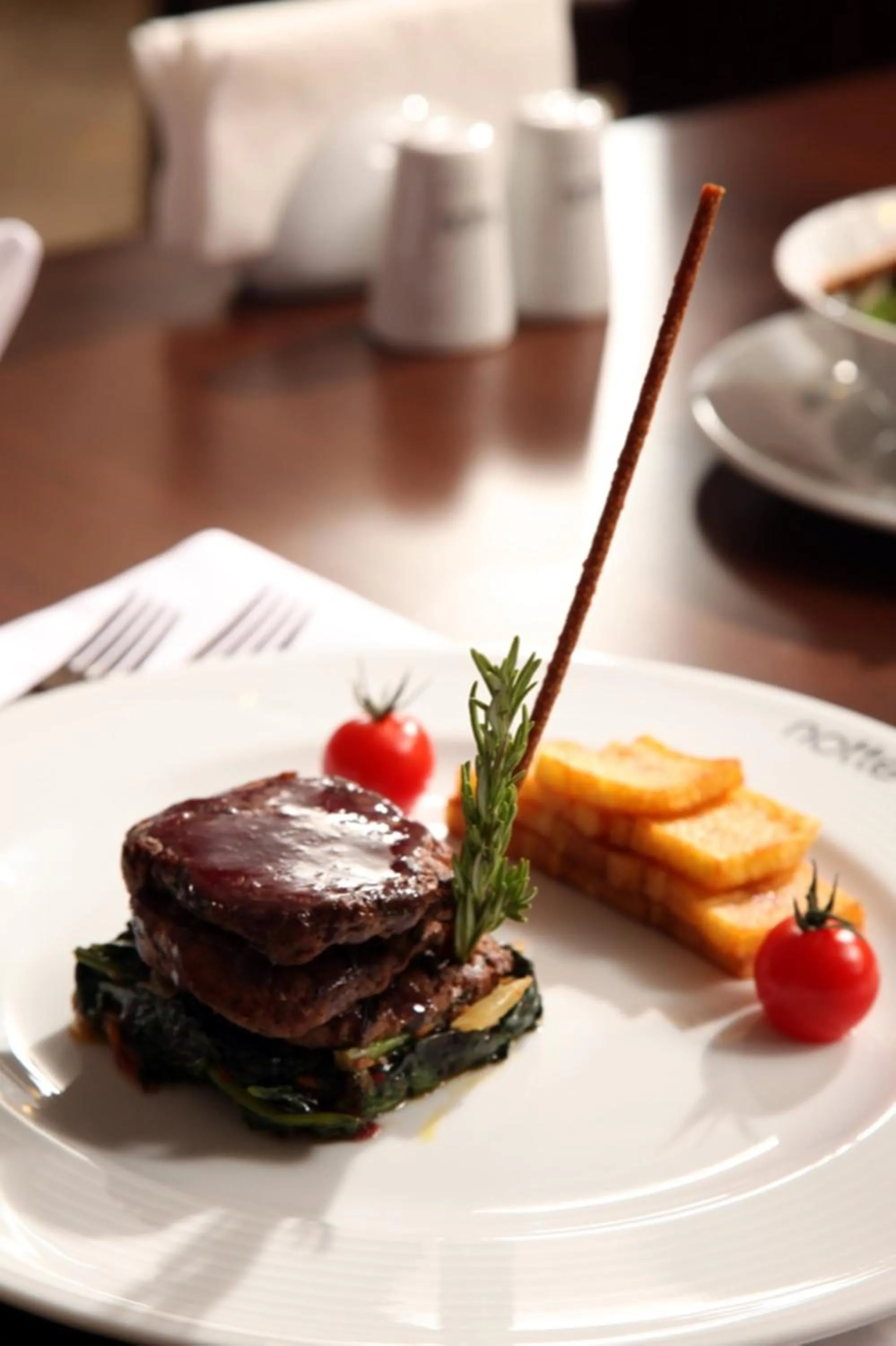 Restaurant/places to eat in Notte Hotel