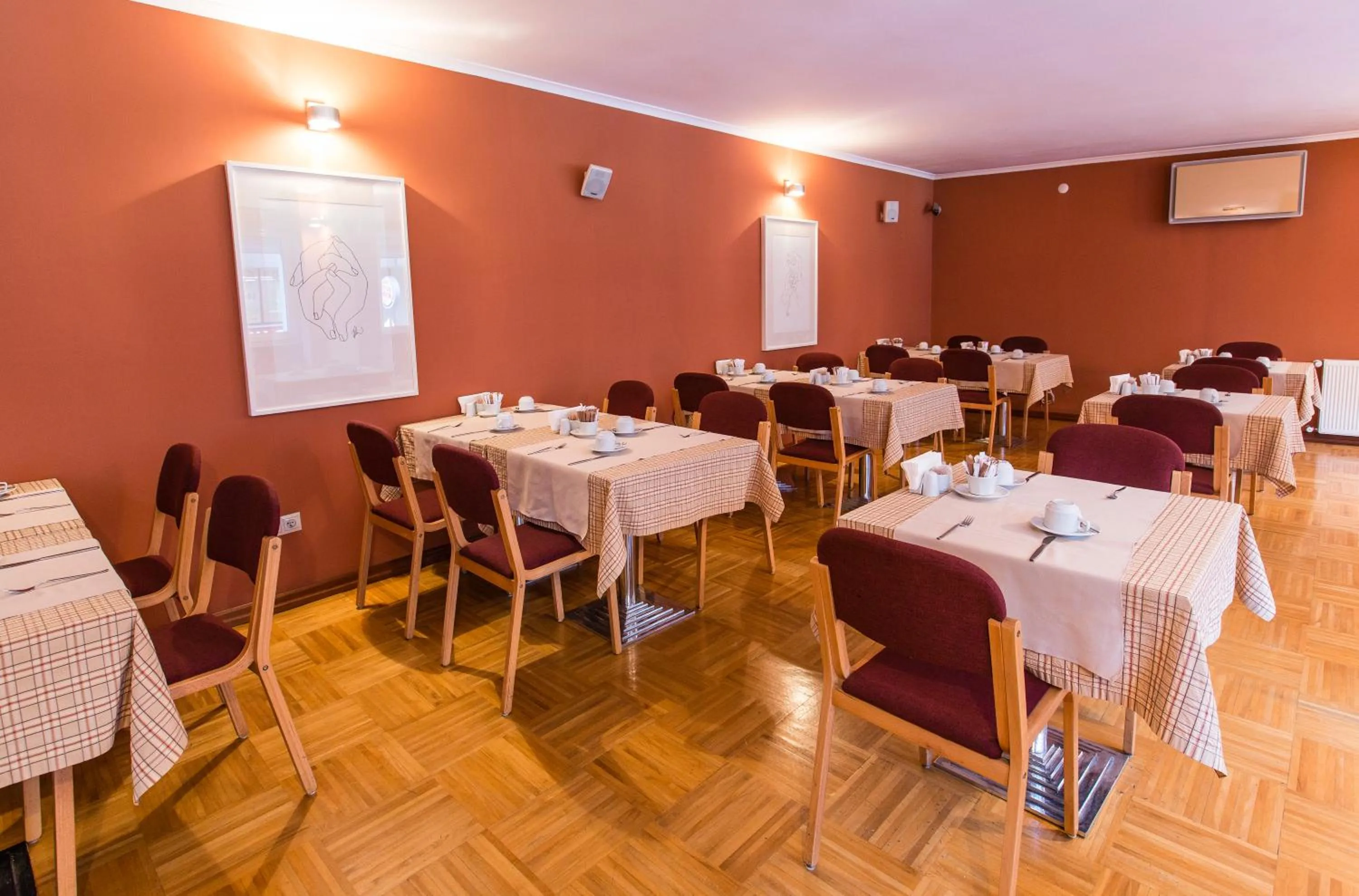 Restaurant/places to eat in Hotel Tunali