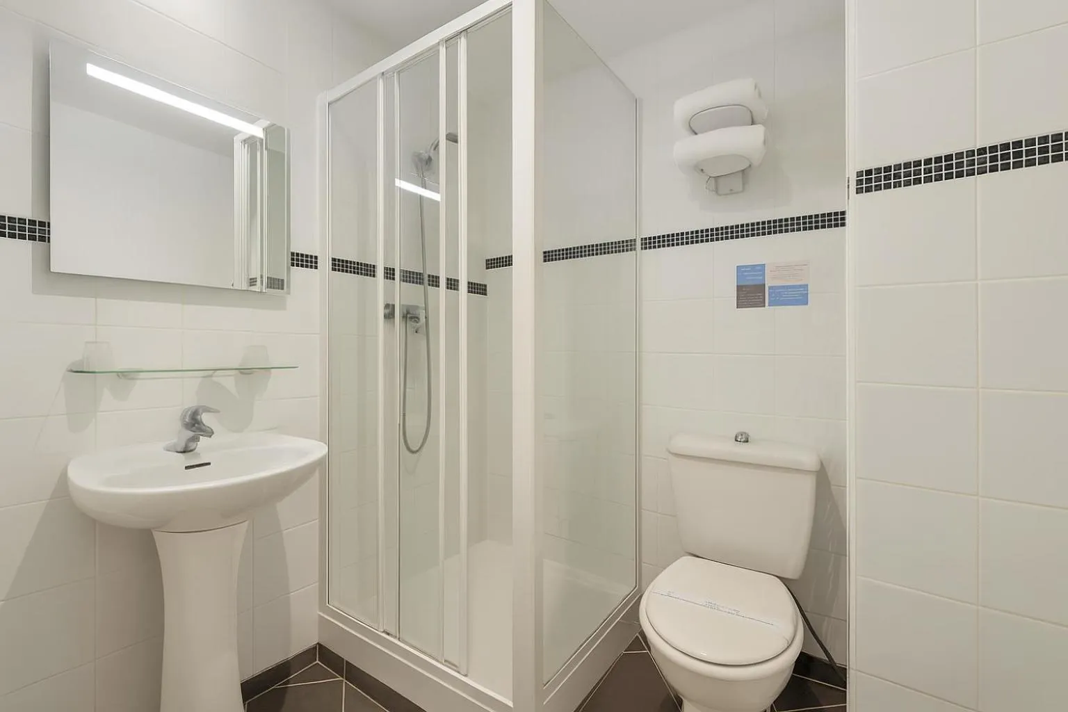 Shower in Hotel Arc Paris Porte d'Orléans