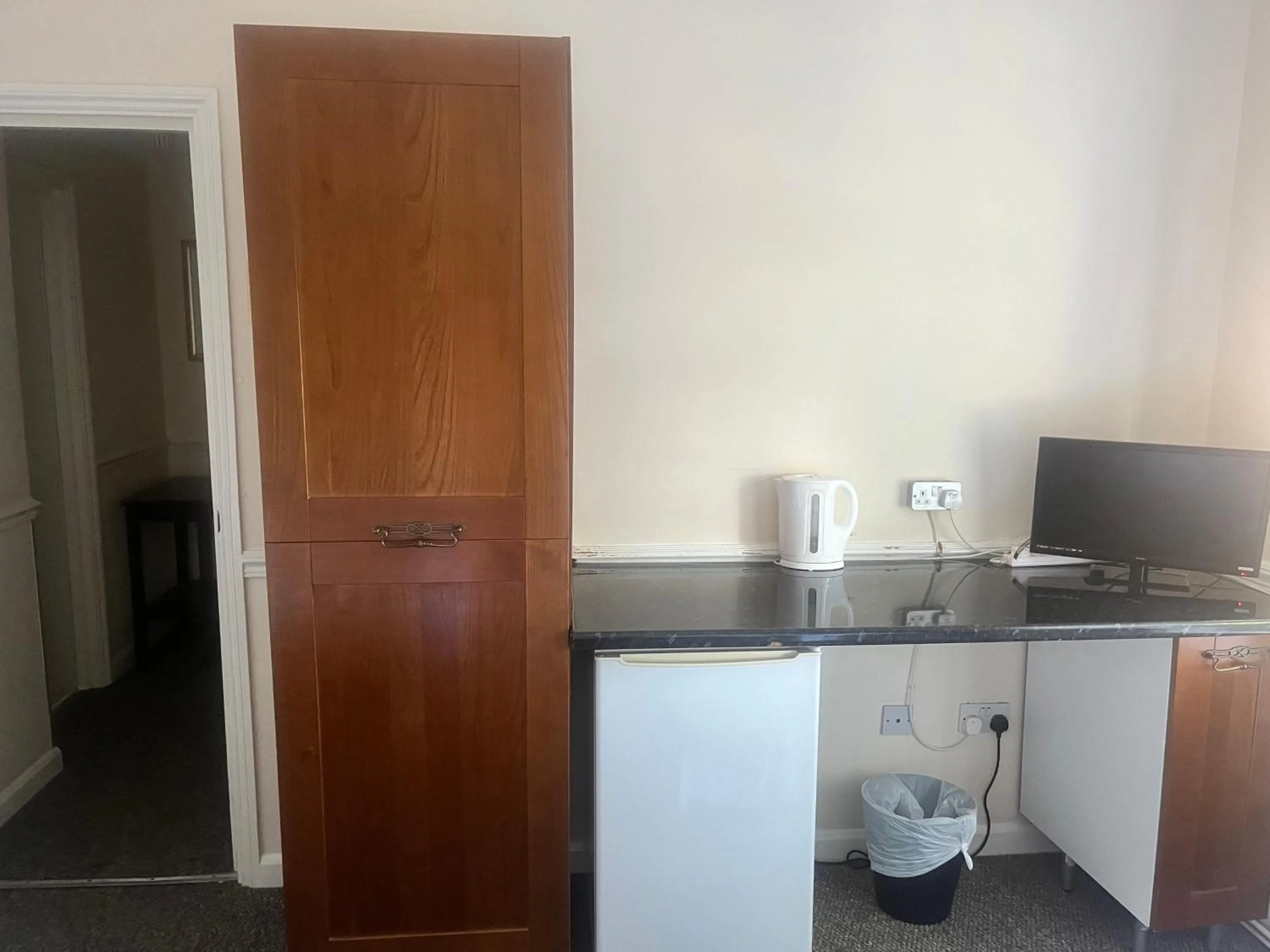 Coffee/tea facilities in The Admirals Inn Guest House