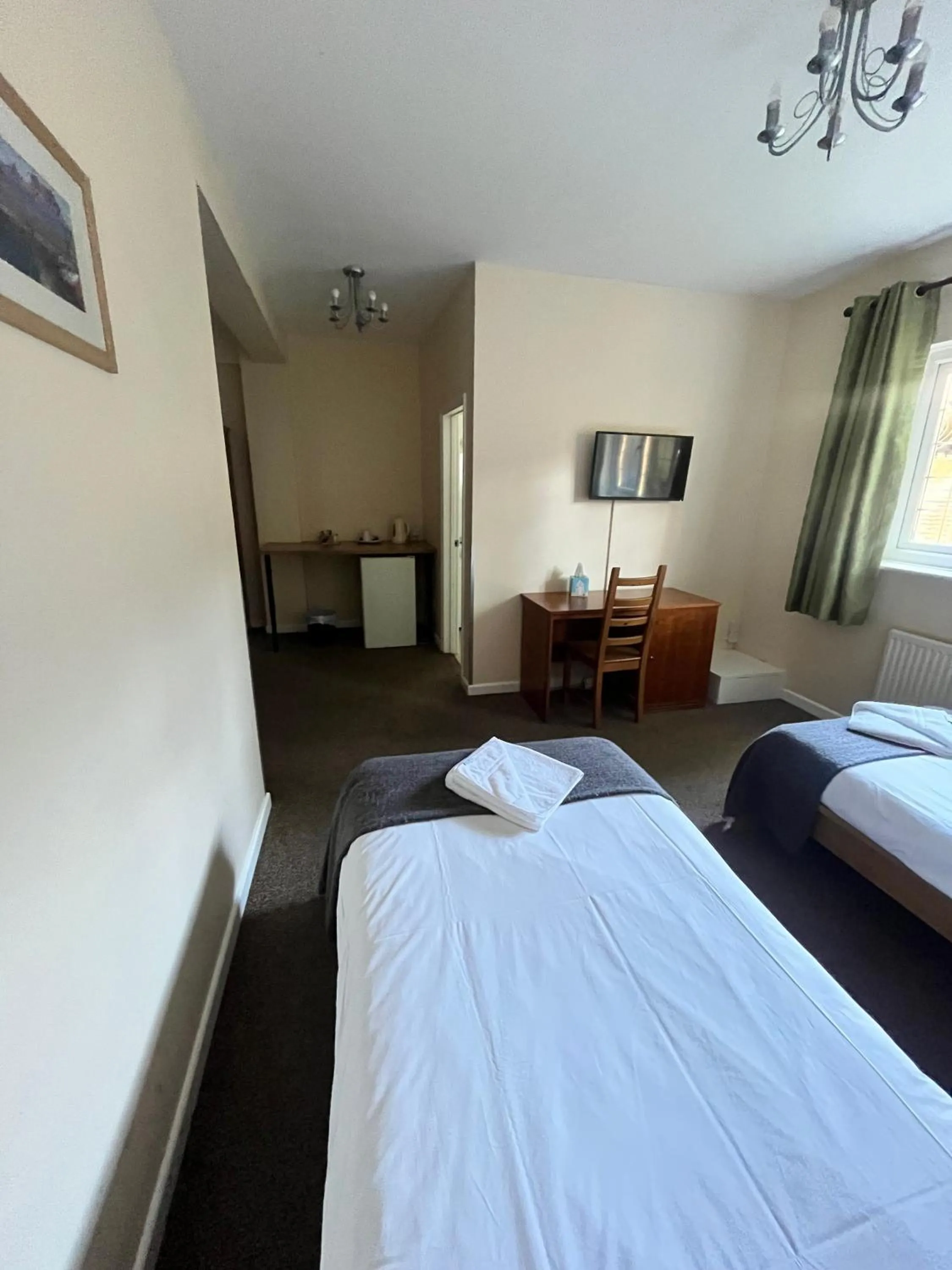 Coffee/tea facilities, Bed in The Admirals Inn Guest House