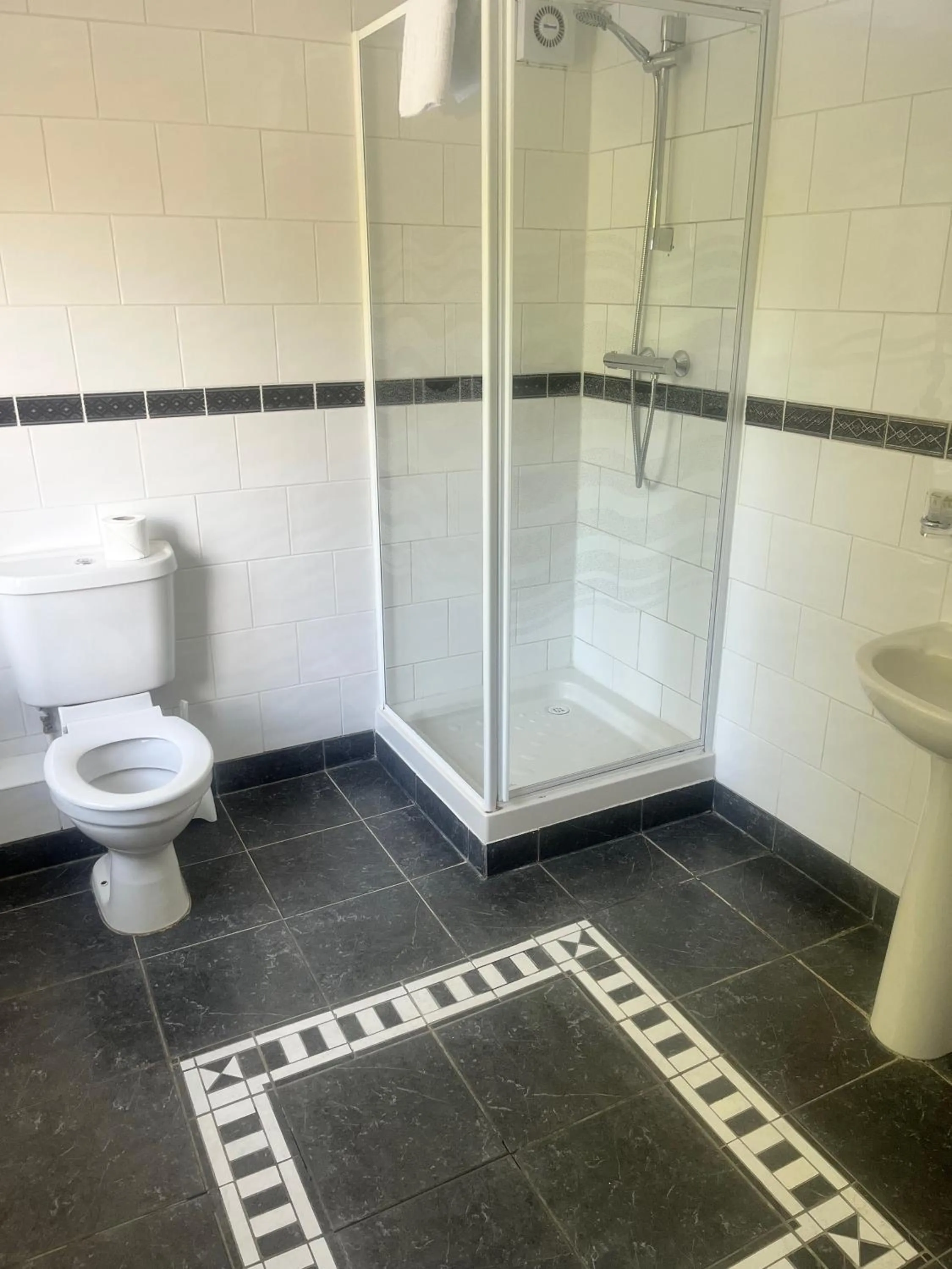 Bathroom in The Admirals Inn Guest House