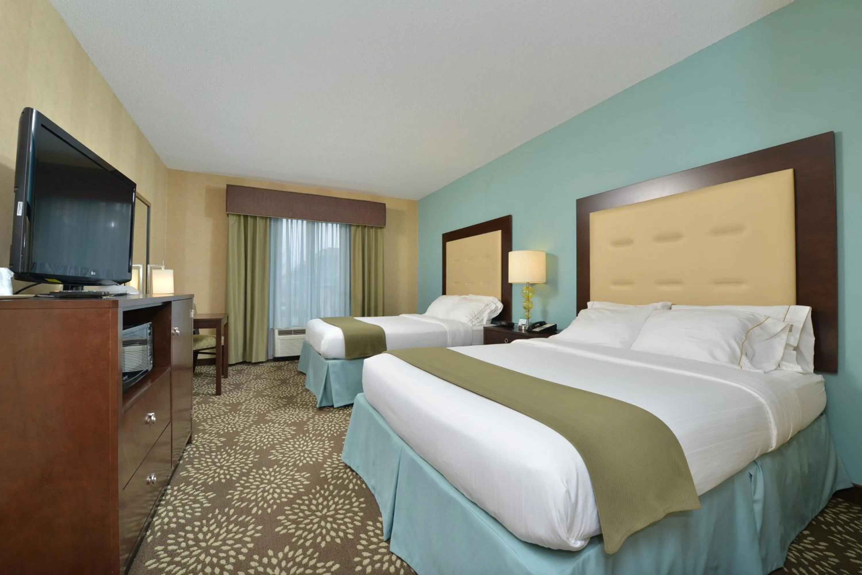 Photo of the whole room, Bed in Holiday Inn Express & Suites Sylva / Dillsboro by IHG