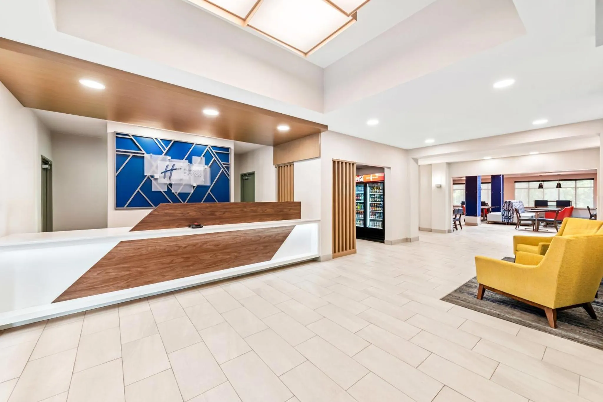 Property building, Bed in Holiday Inn Express & Suites Sylva / Dillsboro by IHG