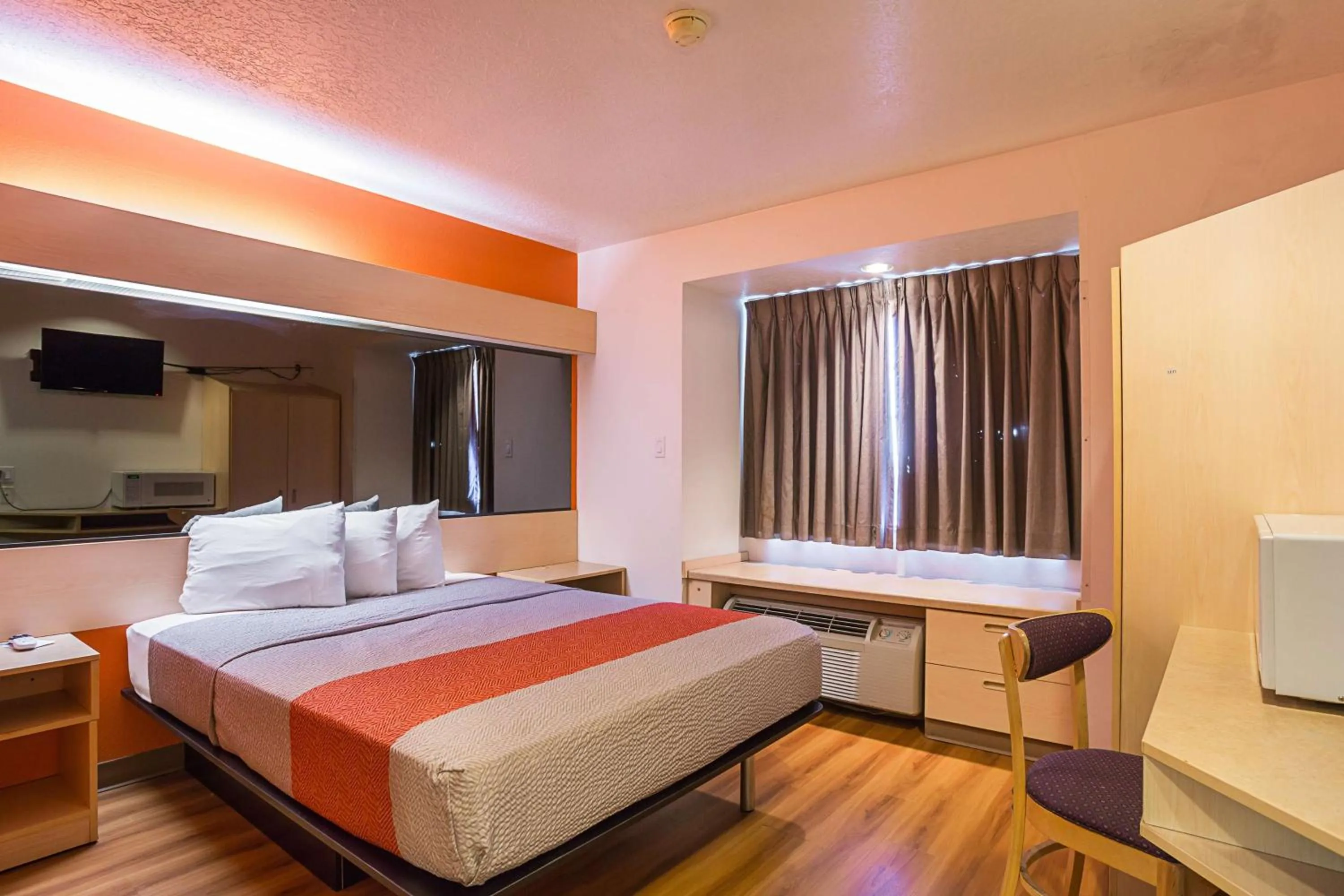 Photo of the whole room, Bed in Motel 6-Bernalillo, NM