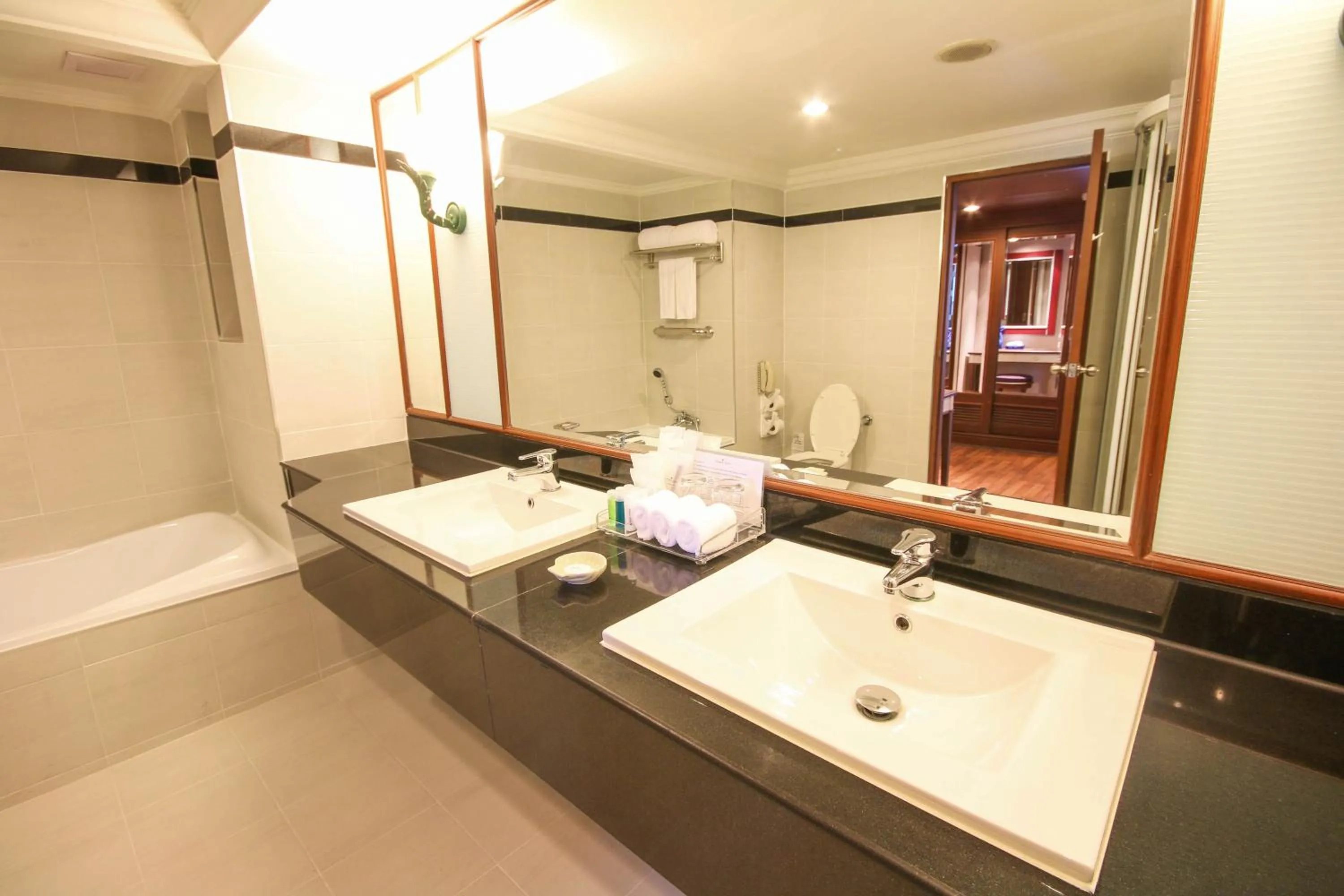 Bathroom in Golden Tulip Sovereign Hotel Bangkok