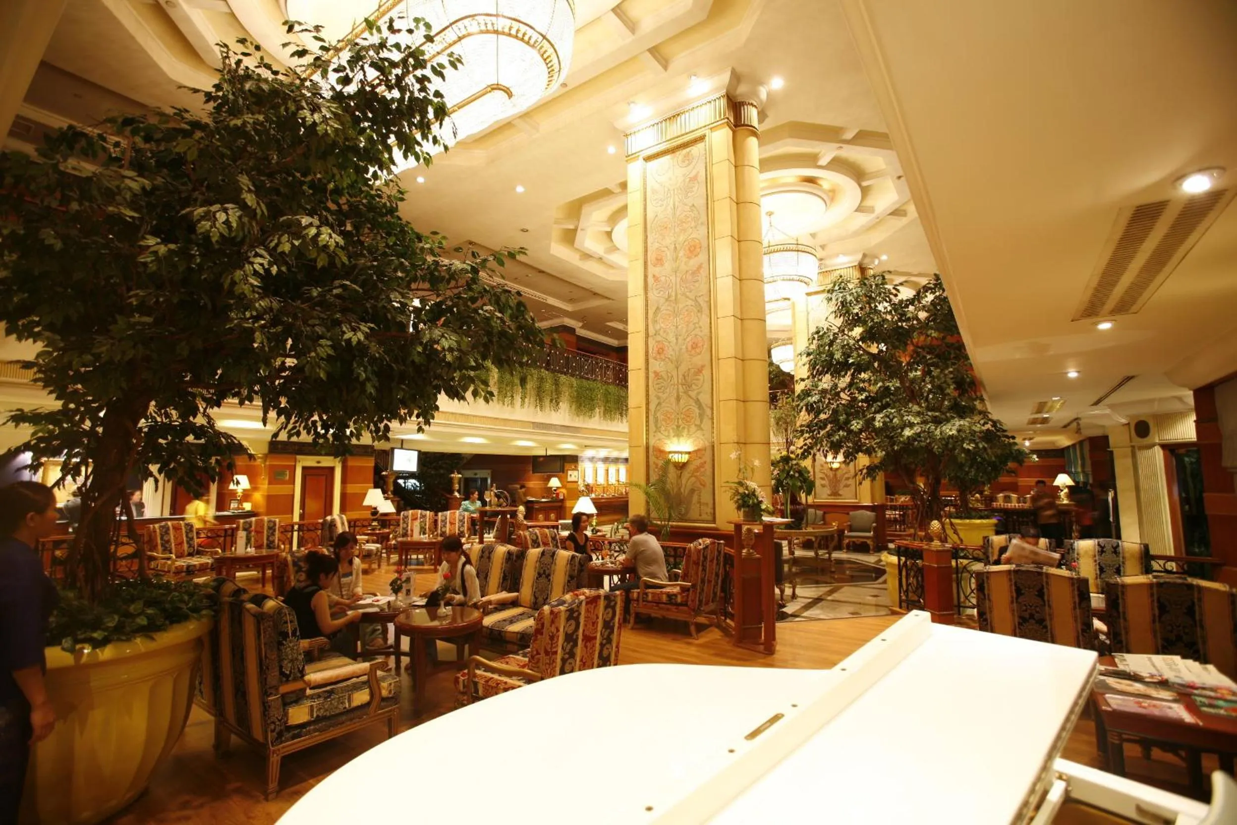 Lounge or bar in Golden Tulip Sovereign Hotel Bangkok