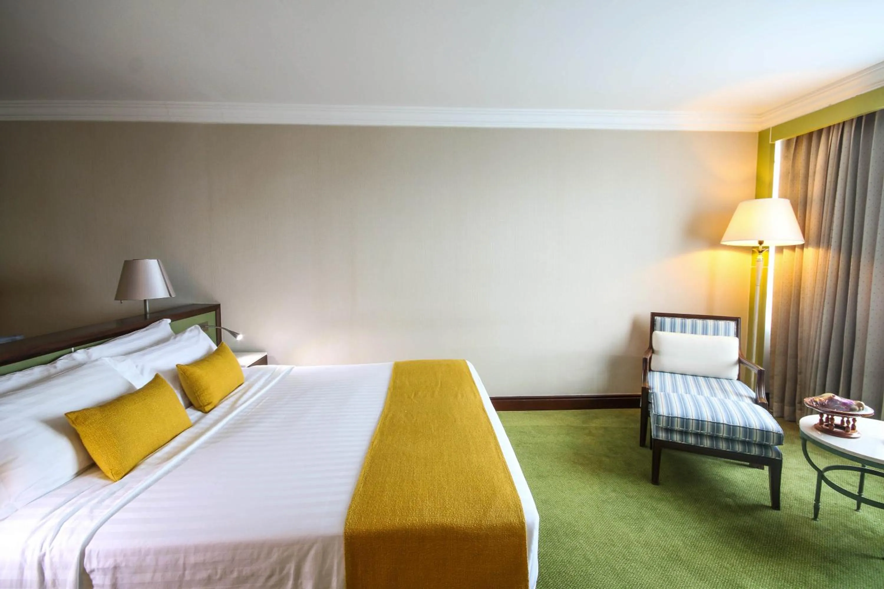 Bed in Golden Tulip Sovereign Hotel Bangkok