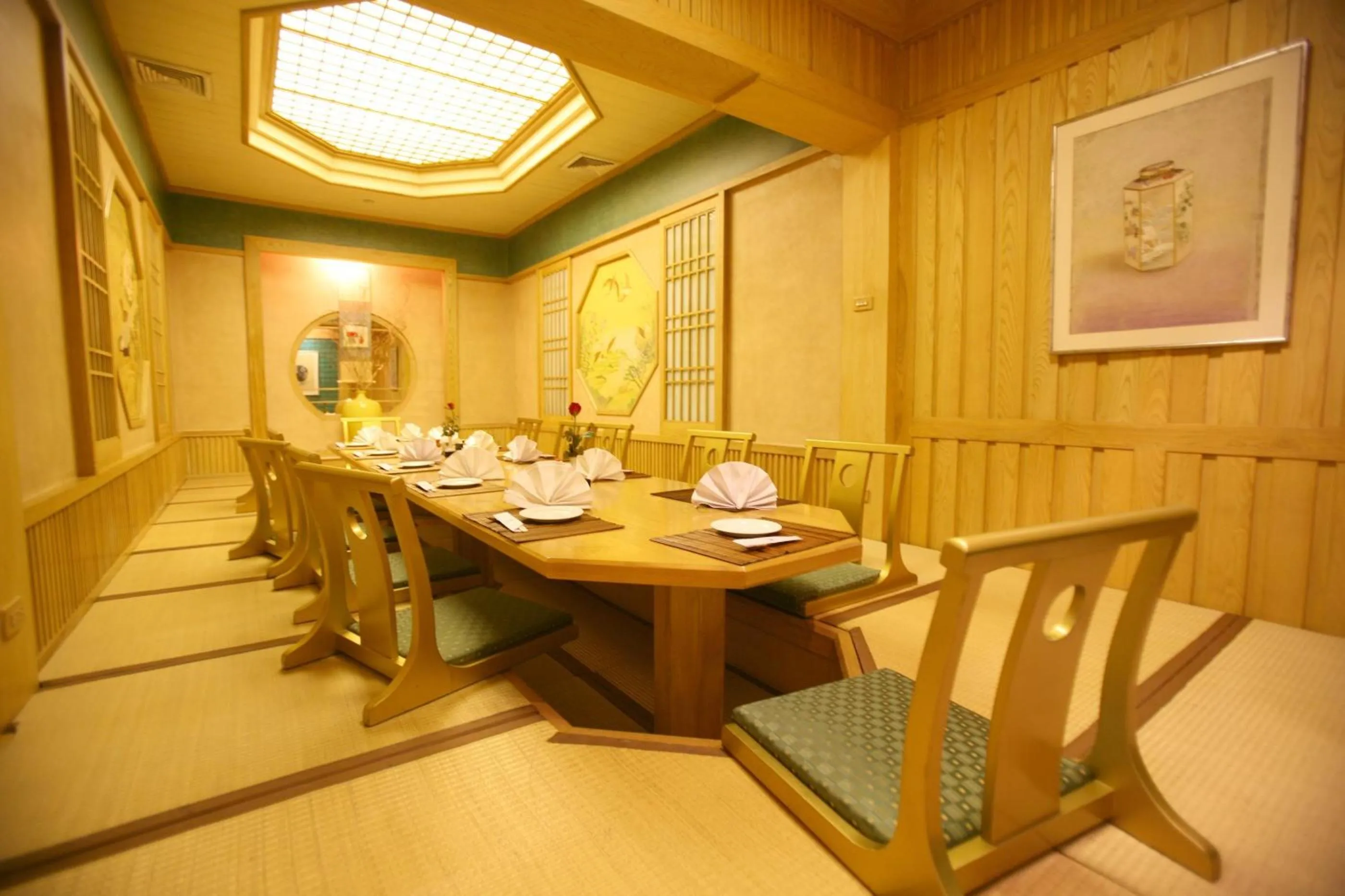 Restaurant/places to eat in Golden Tulip Sovereign Hotel Bangkok