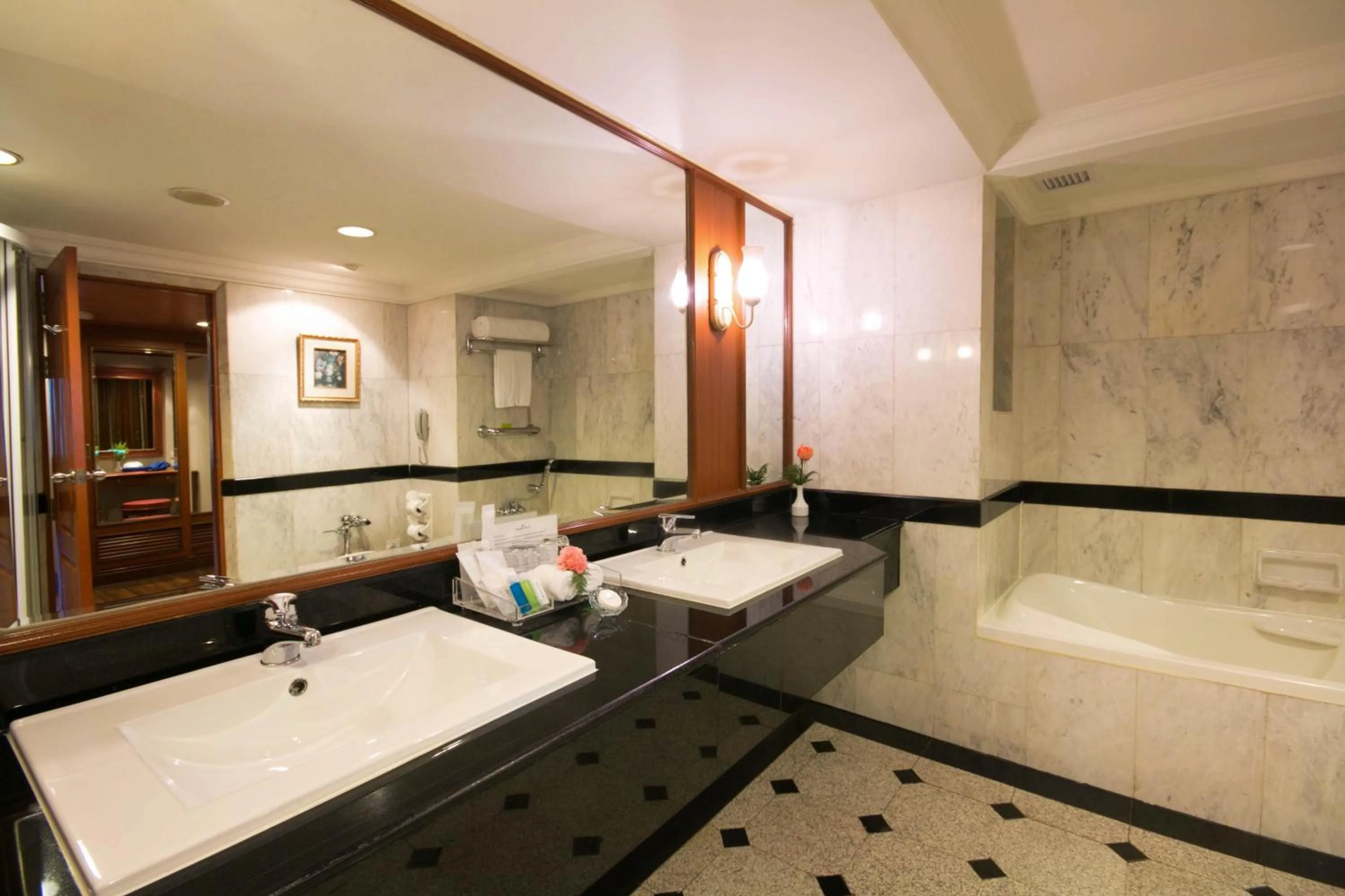 Bathroom in Golden Tulip Sovereign Hotel Bangkok